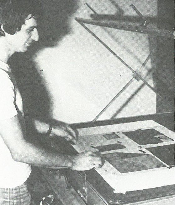 Bien avant d’apprendre les rudiments de l’informatique, Paul Dion a dû apprivoiser la grande caméra prépresse servant à photographier chaque page du journal avant son impression. On le voit à l’œuvre dans nos locaux en 1978, six ans après son embauche.
Photothèque | Le Courrier ©��