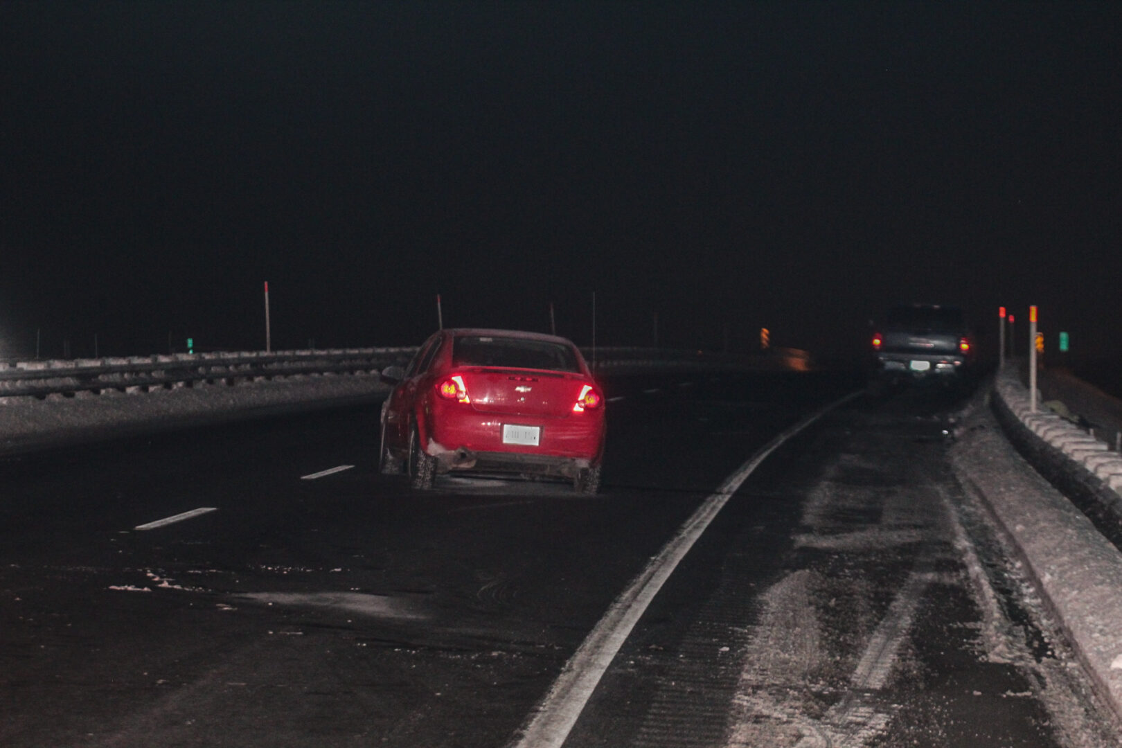 Un automobiliste de 28 ans a perdu la vie de façon tragique sur l’autoroute 20 à la hauteur de Saint-Simon, le 24 décembre. Il a été happé en sortant de sa voiture après avoir eu un accident quelques instants plus tôt. Photo Adam Bolestridge | Le Courrier ©