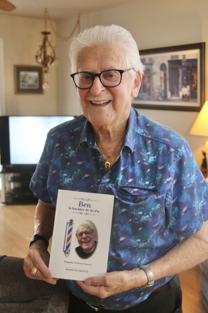 Benoît Fournier, qui a été barbier à Saint-Pie pendant 60 ans et a coiffé les trois premiers ministres Johnson, a dévoilé sa biographie remplie de souvenirs de sa carrière mémorable. Photo Robert Gosselin | Le Courrier ©