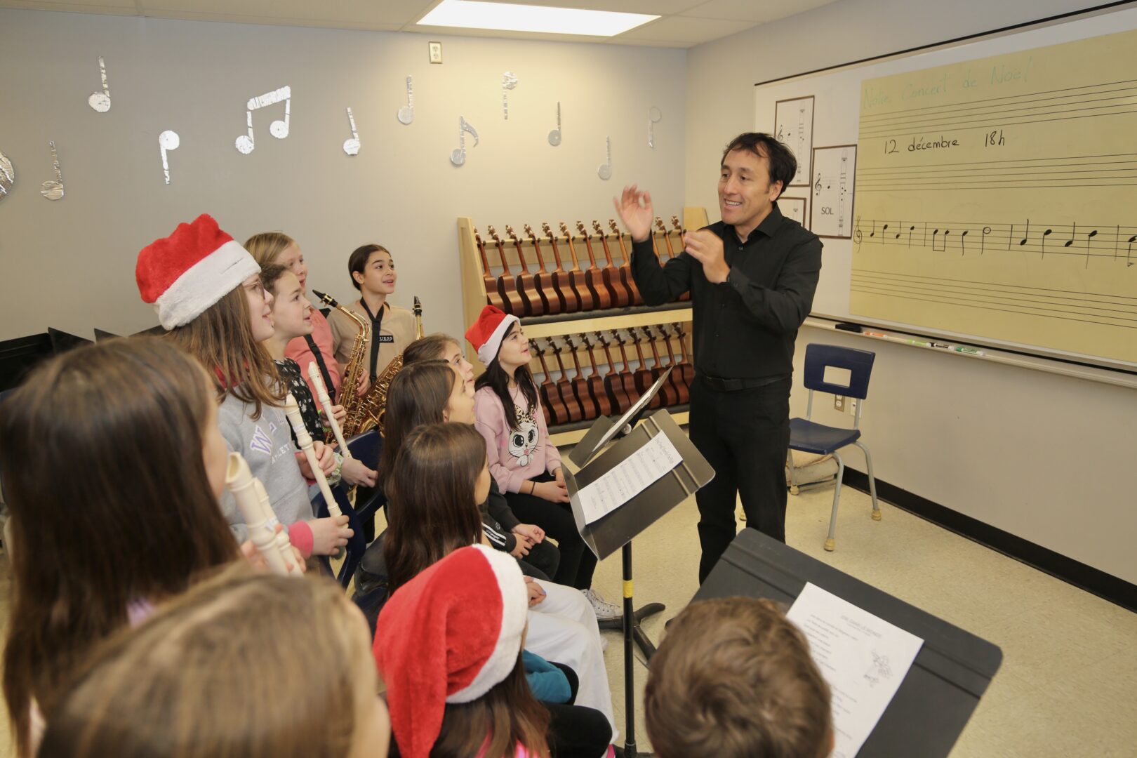 L’enseignant en musique Oscar Dario Morales caresse le rêve de former un groupe d’harmonie à l’école Saint-Thomas d’Aquin. En vue d’y arriver, un concert-bénéfice regroupant tous les élèves de l’école sera présenté à la cathédrale de Saint-Hyacinthe le 12 décembre, dès 19 h. Photo Robert Gosselin | Le Courrier ©