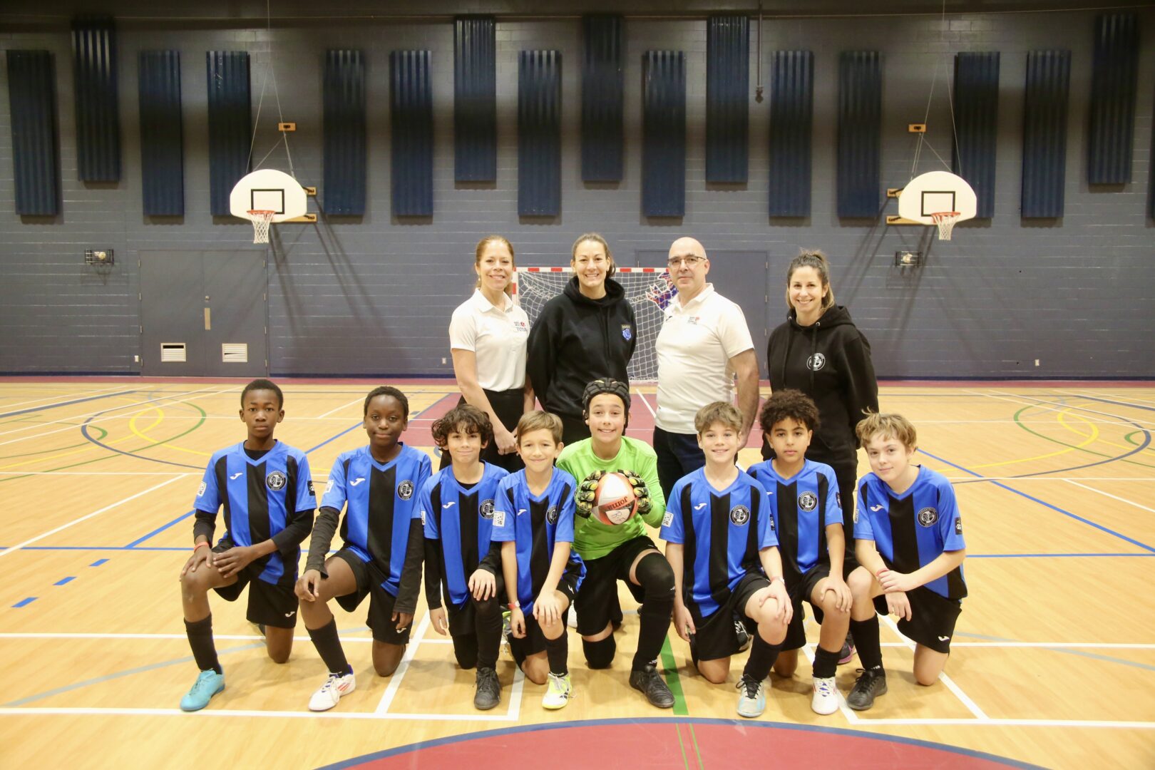 Sur la photo, on voit l’équipe compétitive de l’école Roméo-Forbes, médaillée de bronze, en compagnie de la joueuse de soccer professionnel Gabrielle Lambert (au centre), des membres du comité organisateur Marie-France Desrochers et Yves Théoret, puis de l’entraîneuse Émilie Borduas. Photo Robert Gosselin | Le Courrier ©