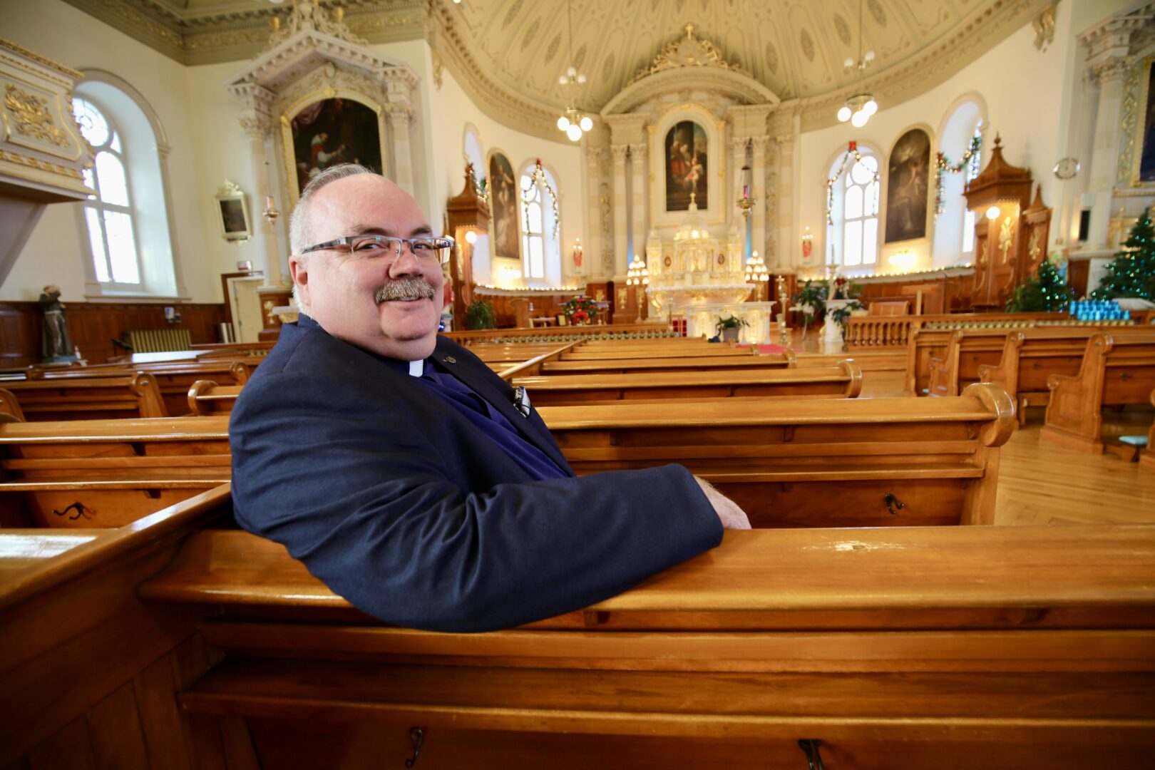 Le prêtre Pierre Cordeau est fier de son église bicentenaire, située à La Présentation. Photo Robert Gosselin | Le Courrier ©