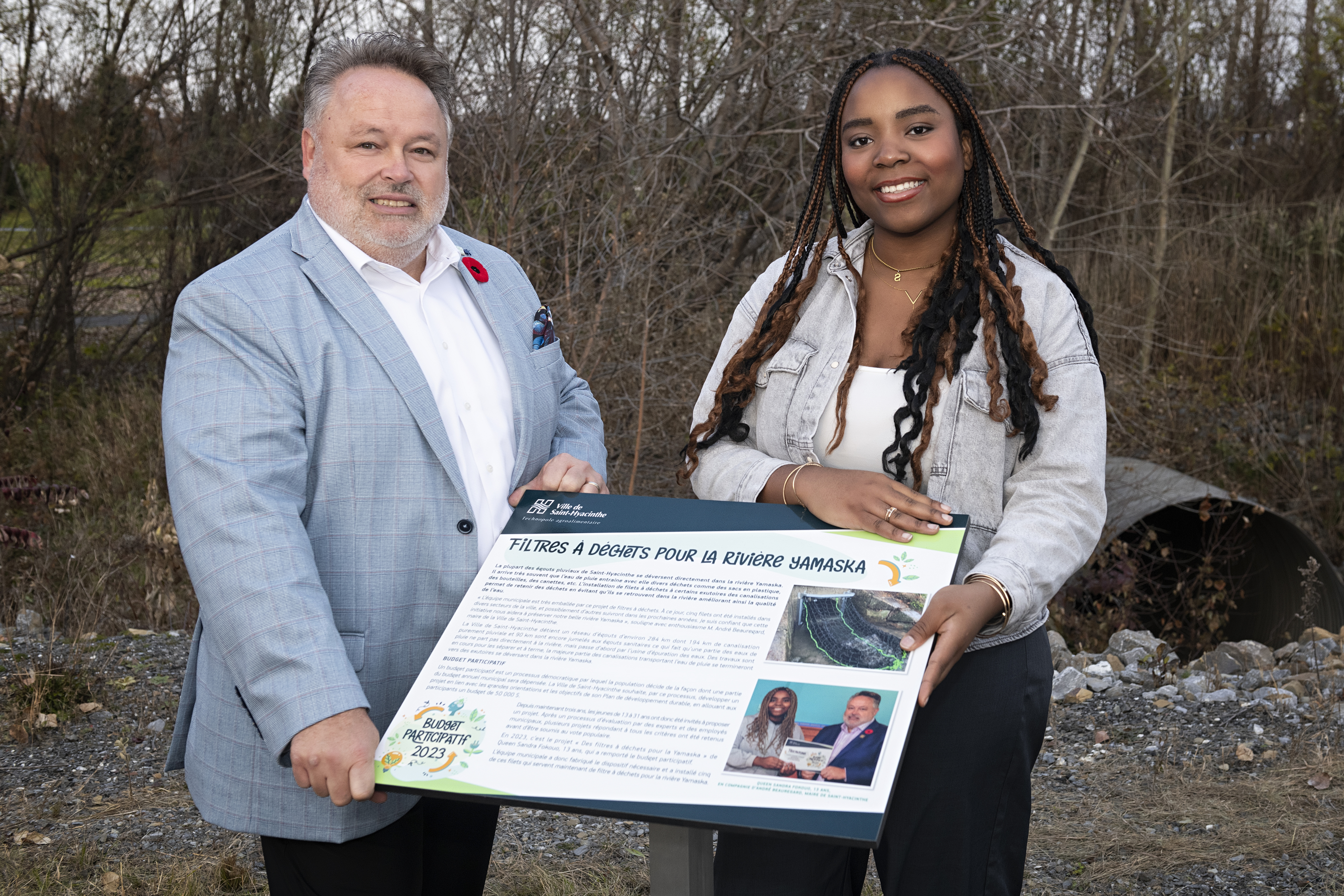 Le maire de Saint-Hyacinthe, André Beauregard, en compagnie de l’instigatrice du projet Des filtres à déchets pour la rivière Yamaska, Queen Sandra Fokouo. Photo gracieuseté