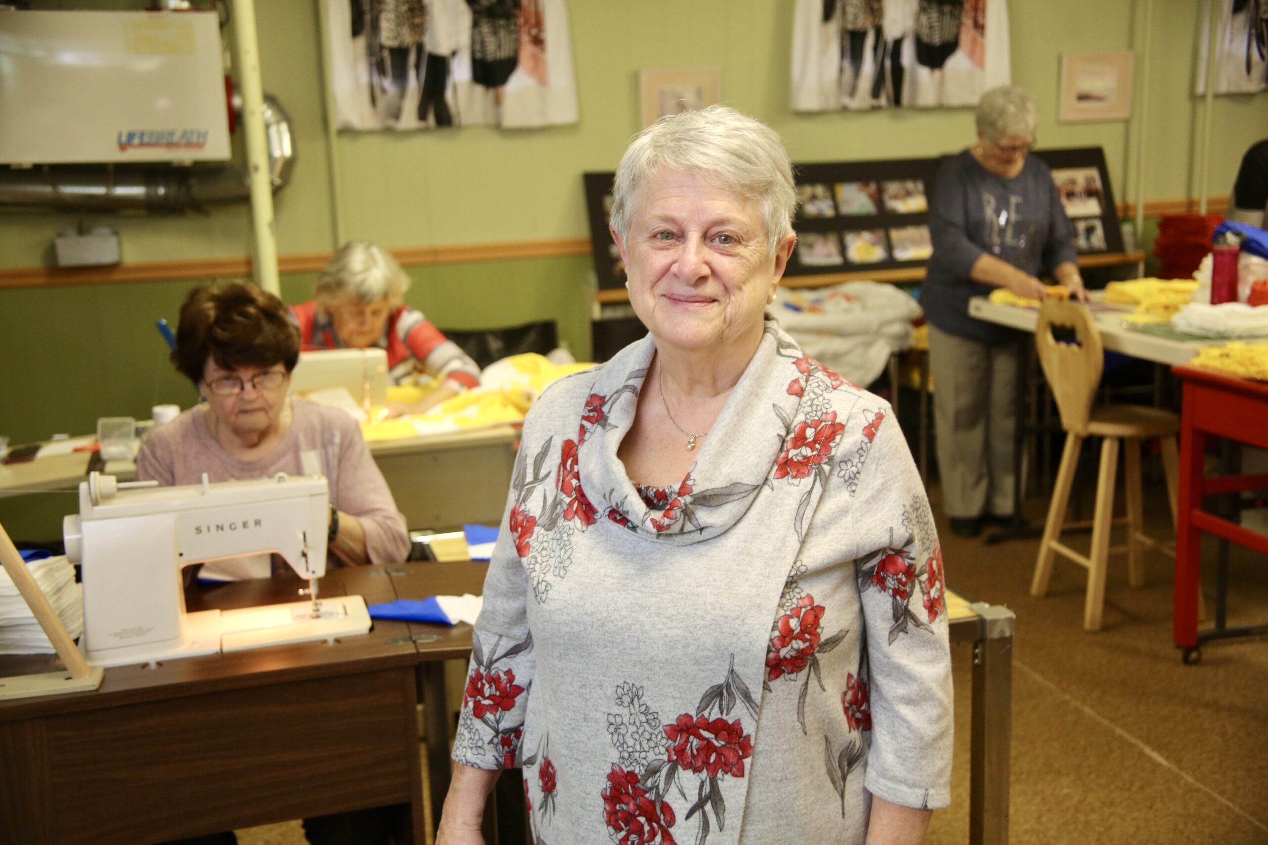 Hélène Beauregard-Lachance, la fondatrice de Doudou Réconfort, installé au sous-sol du presbytère Saint-Joseph, et son équipe de bénévoles sont attristées de la dissolution imminente en raison de la démolition de l’immeuble occupé par l’organisme. Photo Robert Gosselin | Le Courrier ©