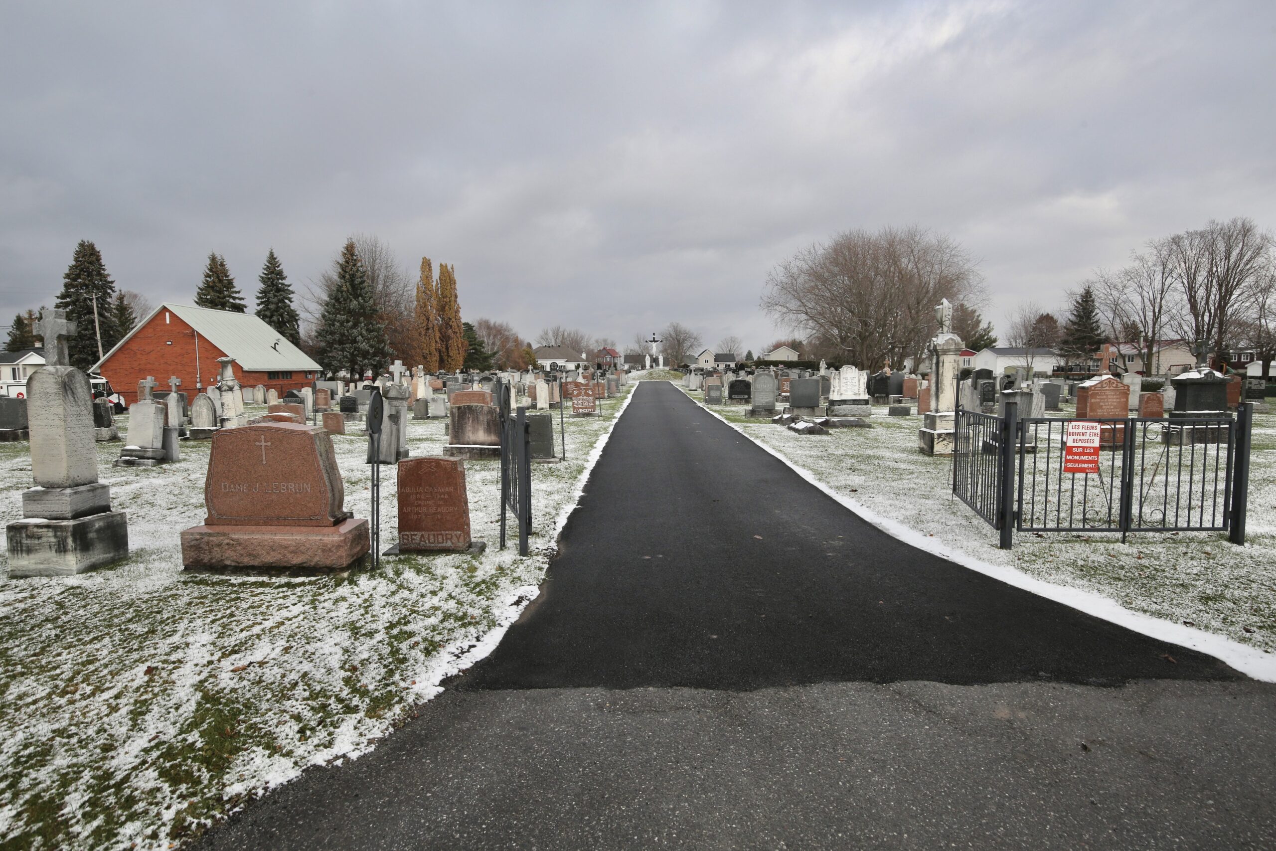 L’allée centrale menant au calvaire situé dans le cimetière de Saint-Dominique a été remise à neuf grâce à l’initiative d’un citoyen. Photo Robert Gosselin | Le Courrier ©