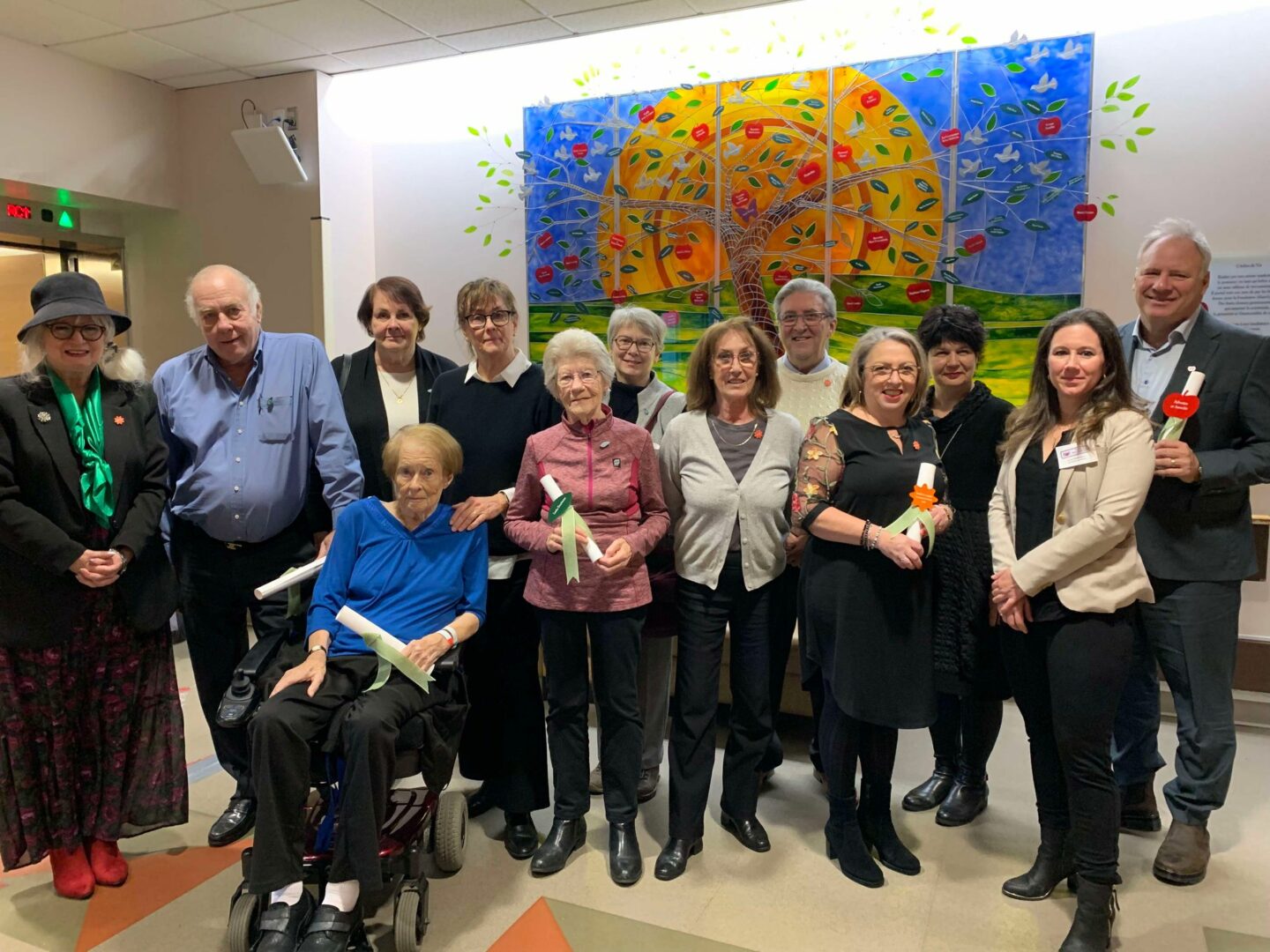 La Journée nationale de la philanthropie a été l’occasion d’honorer les donateurs et les bénévoles de la Fondation Aline-Letendre. Ceux-ci posent devant l’Arbre de vie situé dans le hall d’entrée de l’Hôtel-Dieu de Saint-Hyacinthe. Photo gracieuseté