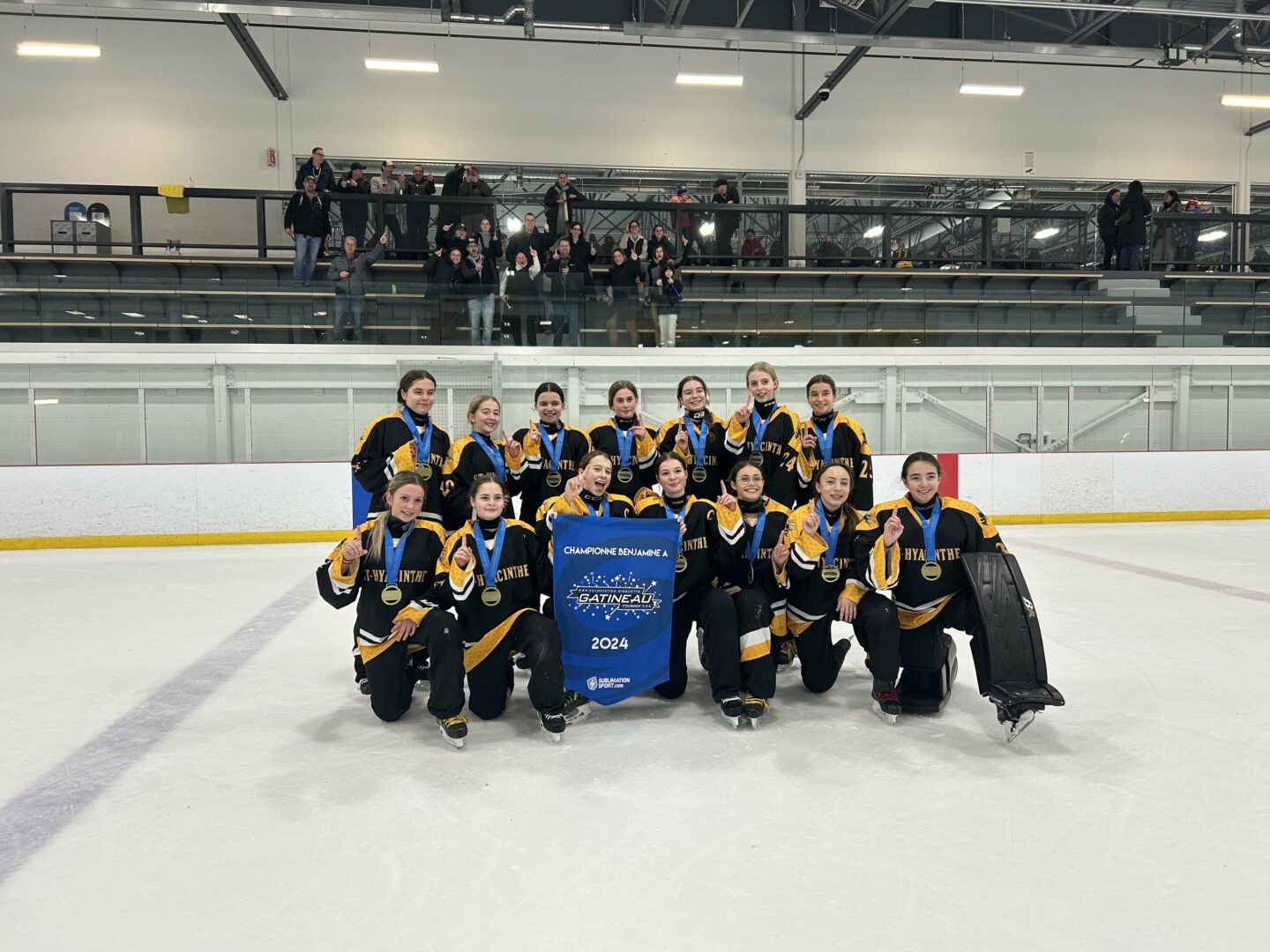 L’équipe benjamine A des Abeilles de Saint-Hyacinthe a récolté la médaille d’or au tournoi de Gatineau en décembre. Photo gracieuseté