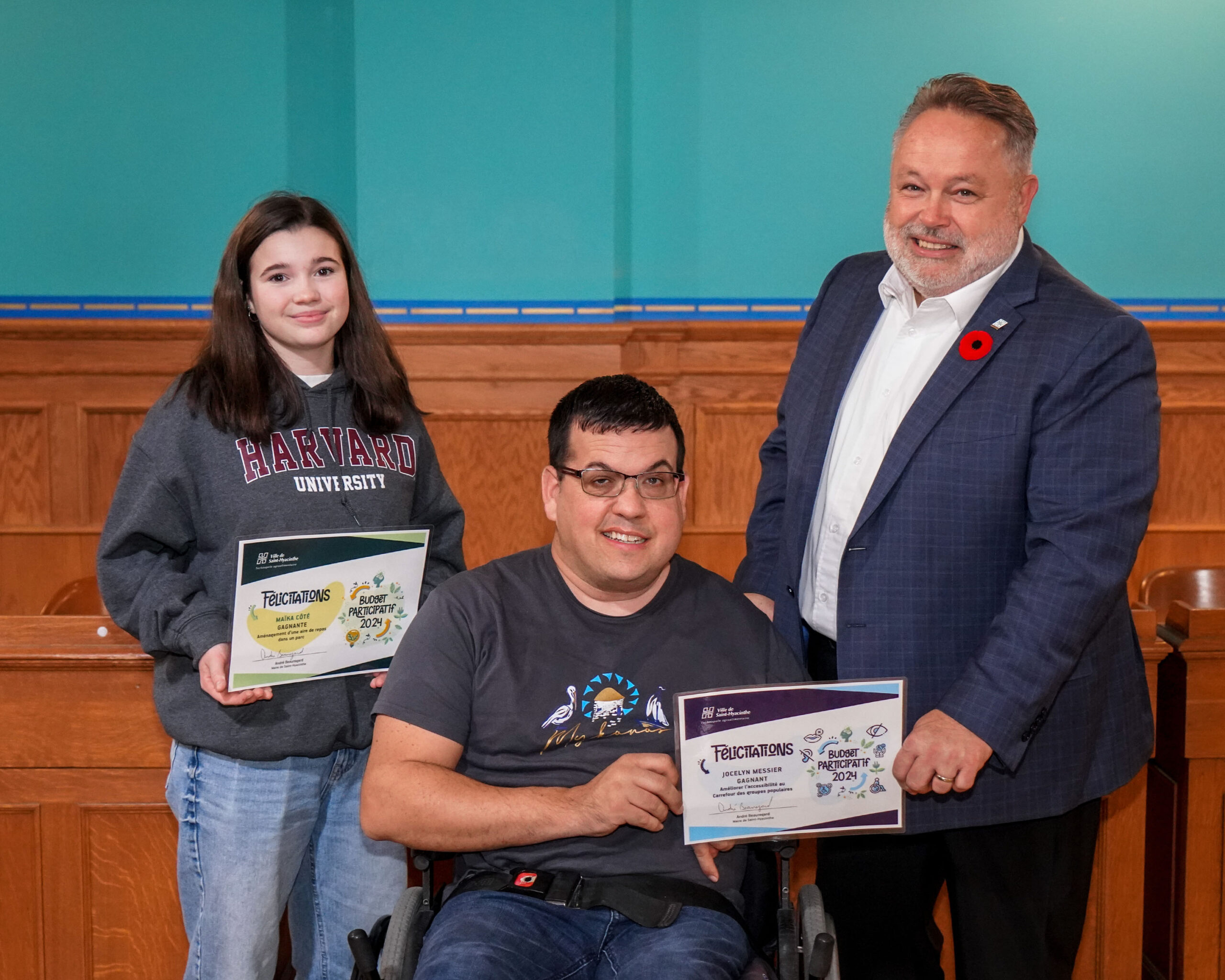 Les gagnants du budget participatif 2024, Maïka Côté et Jocelyn Messier, en compagnie du maire de Saint-Hyacinthe, André Beauregard. Photo François Larivière | Le Courrier ©