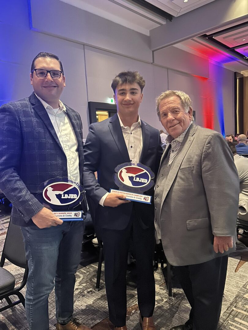 Sur la photo, le Maskoutain Martin Bérubé (entraîneur de l’année) pose aux côtés du joueur Lucas Villeneuve (recrue de l’année), et du président de la LBJEQ, Rodger Brulotte. Photo gracieuseté