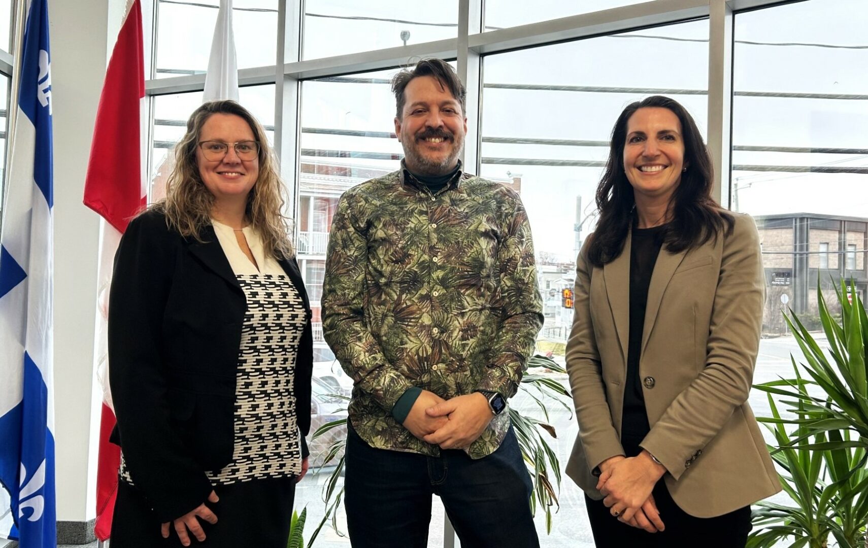 Le directeur général de MAIN, Louis-Félix Binette, entouré de la directrice générale de Saint-Hyacinthe Technopole, Karine Guilbault, et de Geneviève Pelletier-Jacques, chargée de projet pour la Cité de l’innovation agroalimentaire de Saint-Hyacinthe. Photo Saint-Hyacinthe Technopole