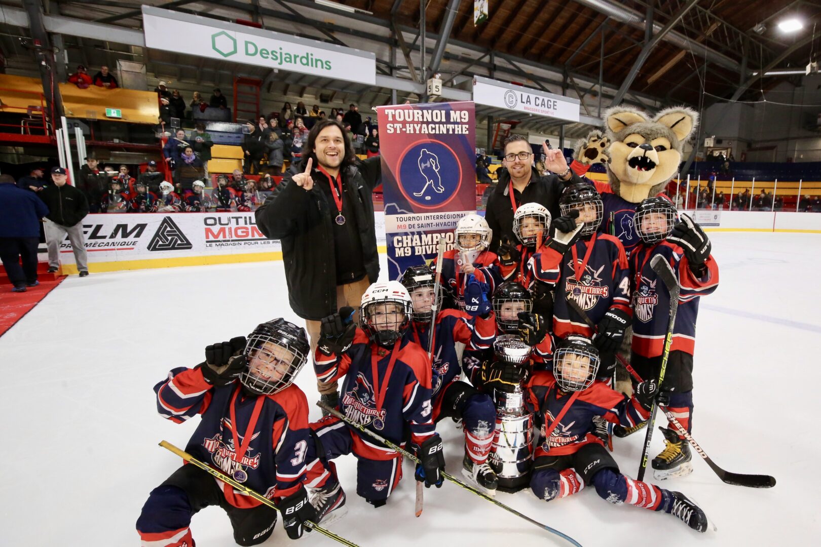 Trois équipes de Mousquetaires de Saint-Hyacinthe ont raflé le titre de leur division au Tournoi interrégional de hockey M9 de Saint-Hyacinthe, dont celle-ci en division 3. Photo Robert Gosselin | Le Courrier ©