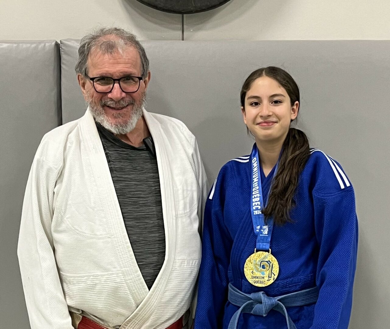 Dalia Benhamou cumule les médailles d’or depuis le début de la saison. On la voit en compagnie de l’entraîneur du Club de judo de Saint-Hyacinthe, Louis Graveline. Photo gracieuseté