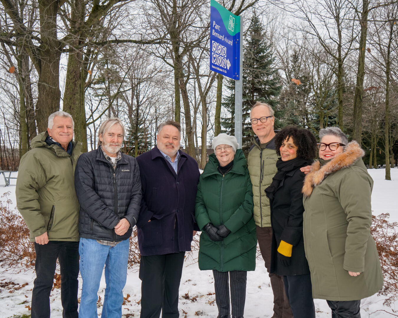 Le conseiller municipal Bernard Barré, François Avard, le maire André Beauregard, Carmen Avard, Martin Avard, Catherine Avard et la conseillère municipale Annie Pelletier, lors de l’inauguration du parc Bernard-Avard. Photo François Larivière | Le Courrier ©