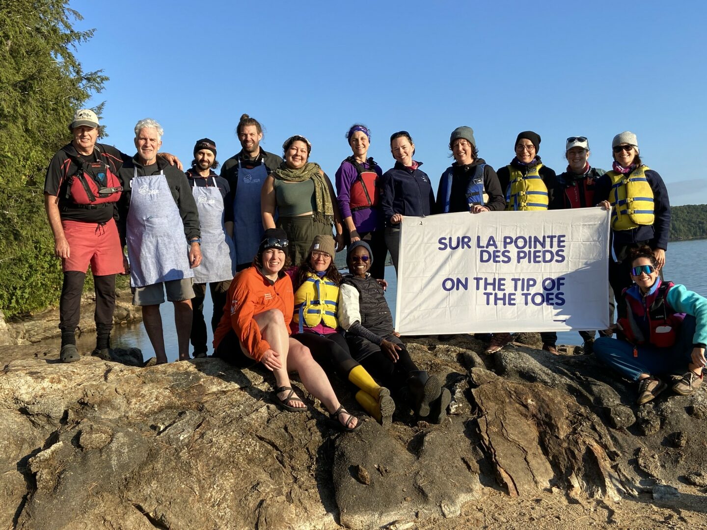 Le groupe de participants, incluant Andréanne Malenfant, et leurs accompagnateurs lors de l’expédition Évasion au réservoir du Poisson Blanc en Outaouais organisée par la fondation Sur la pointe des pieds. Photo gracieuseté