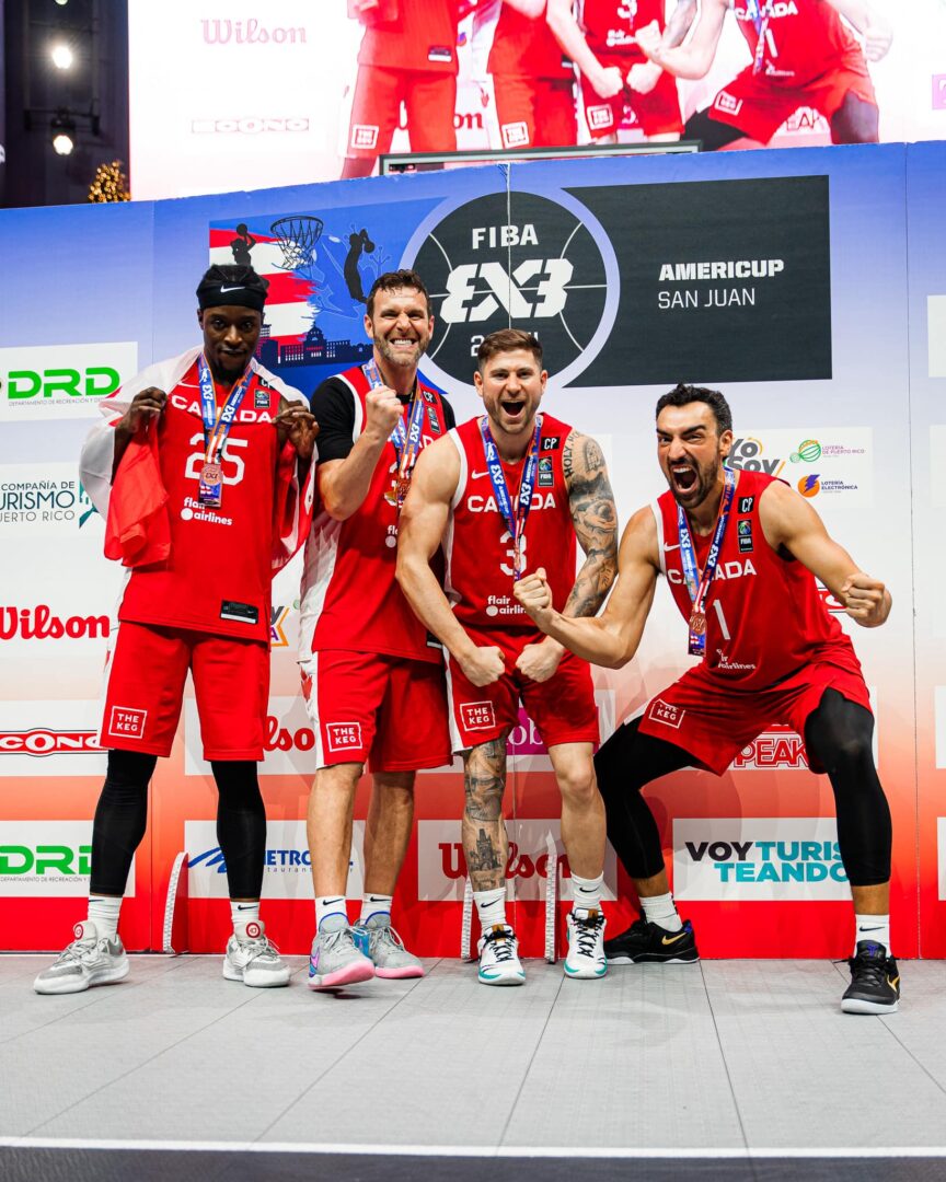 Jérôme Desrosiers (à droite) a aidé le Canada à remporter la toute première médaille de son histoire – une médaille de bronze – à l’AmériCup en basketball 3x3 masculin. On le voit aux côtés de ses coéquipiers Grant Audu, Steve Sir et Marek Klassen. Photo Basketball Canada