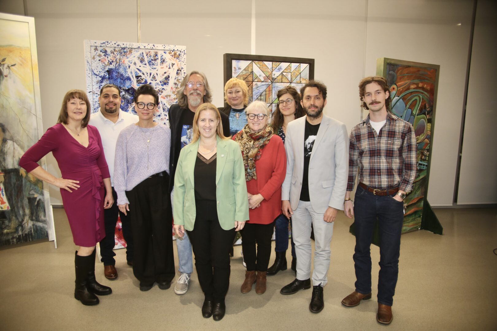 Les artistes impliqués dans le projet Les portes de l’inclusion ont dévoilé leurs œuvres récemment. Photo Robert Gosselin | Le Courrier ©