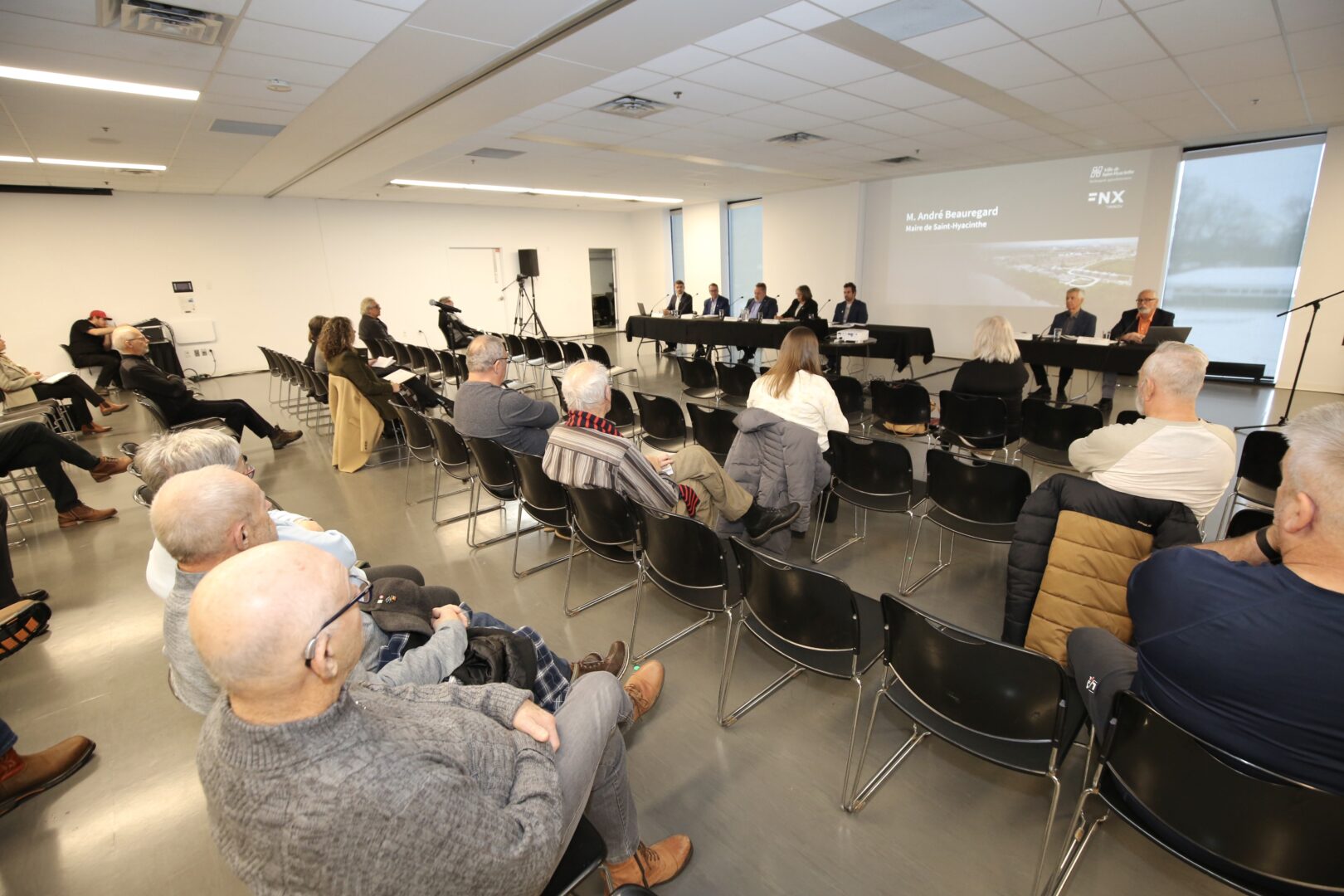 La Ville de Saint-Hyacinthe a annoncé, lors d’un point de presse ouvert au public, sa volonté d’acquérir des terrains pour créer une zone tampon près de son usine d’épuration. Photo Robert Gosselin | Le Courrier ©