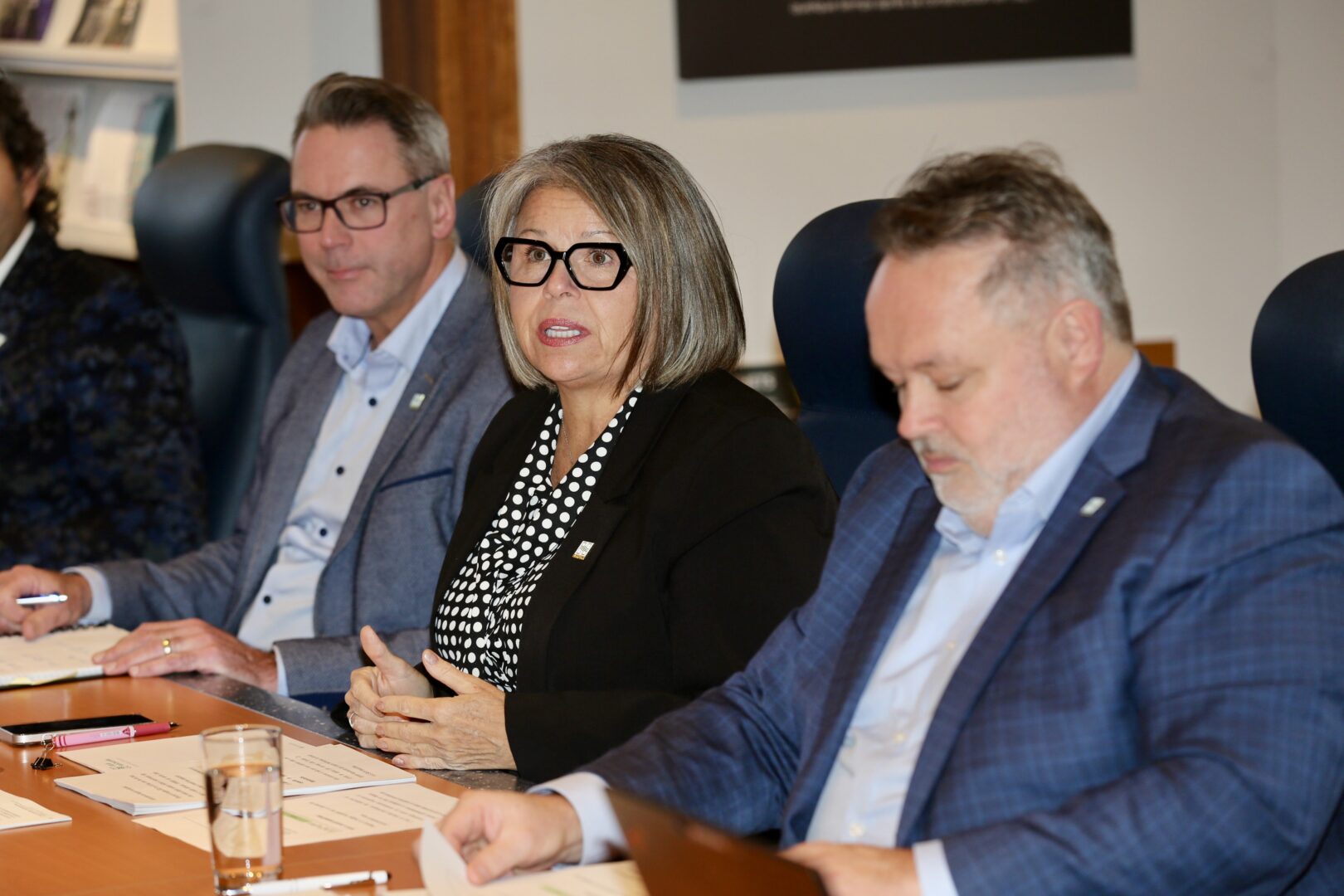 Le directeur général adjoint, Charles Laliberté, la directrice générale, Chantal Frigon, et le maire de Saint-Hyacinthe, André Beauregard, ont présenté le budget 2025 de la Ville de Saint-Hyacinthe. Photo Robert Gosselin | Le Courrier ©