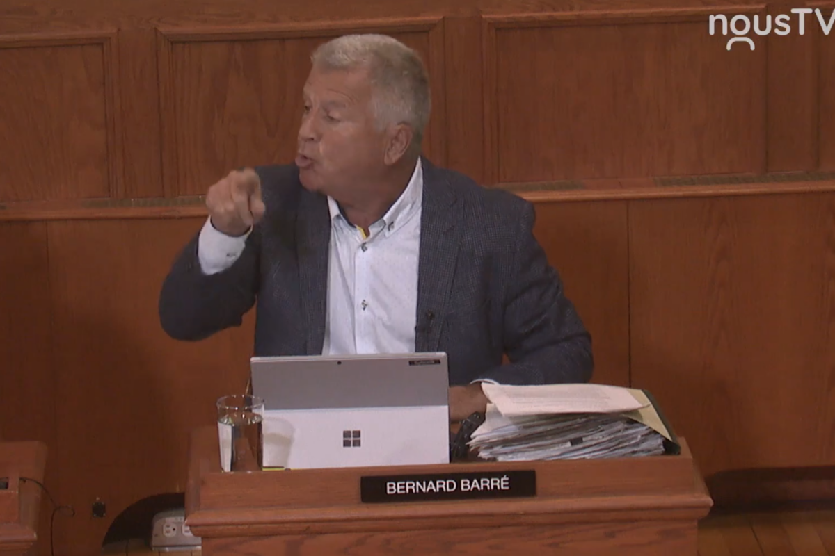 Le conseiller Bernard Barré lors de son intervention à la séance publique du conseil du 20 janvier. Photo capture d’écran NousTV