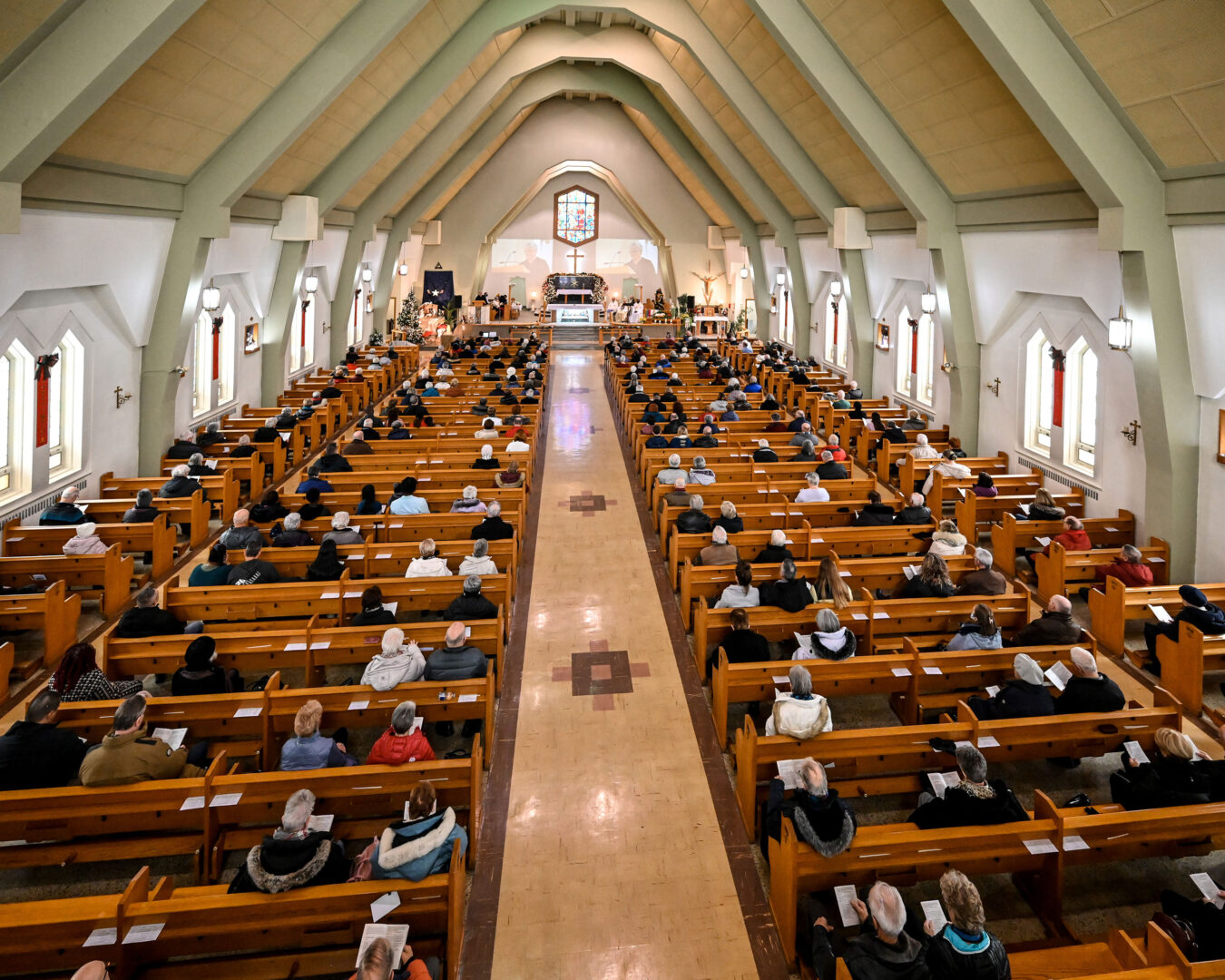 Plus de 200 paroissiens étaient réunis lors de la dernière messe à l’église Saint-Joseph, le 29 décembre. 
Photo François Larivière | Le Courrier ©��