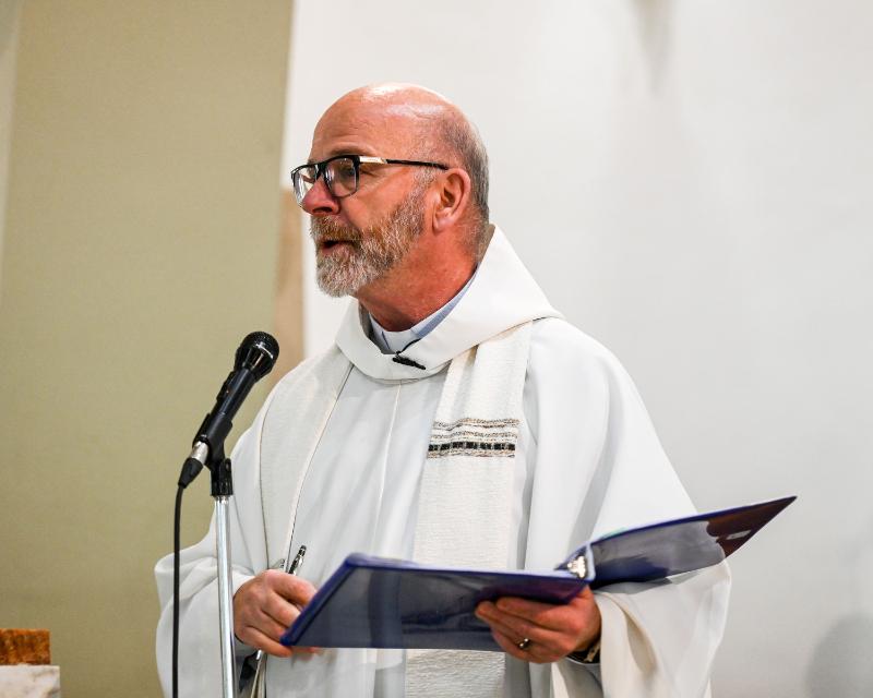 Le curé Guy Pelletier a apporté du réconfort aux paroissiens qui verront leur église être démolie au profit de la reconstruction de l’école des Passereaux.
Photo François Larivière ǀ Le Courrier ©��