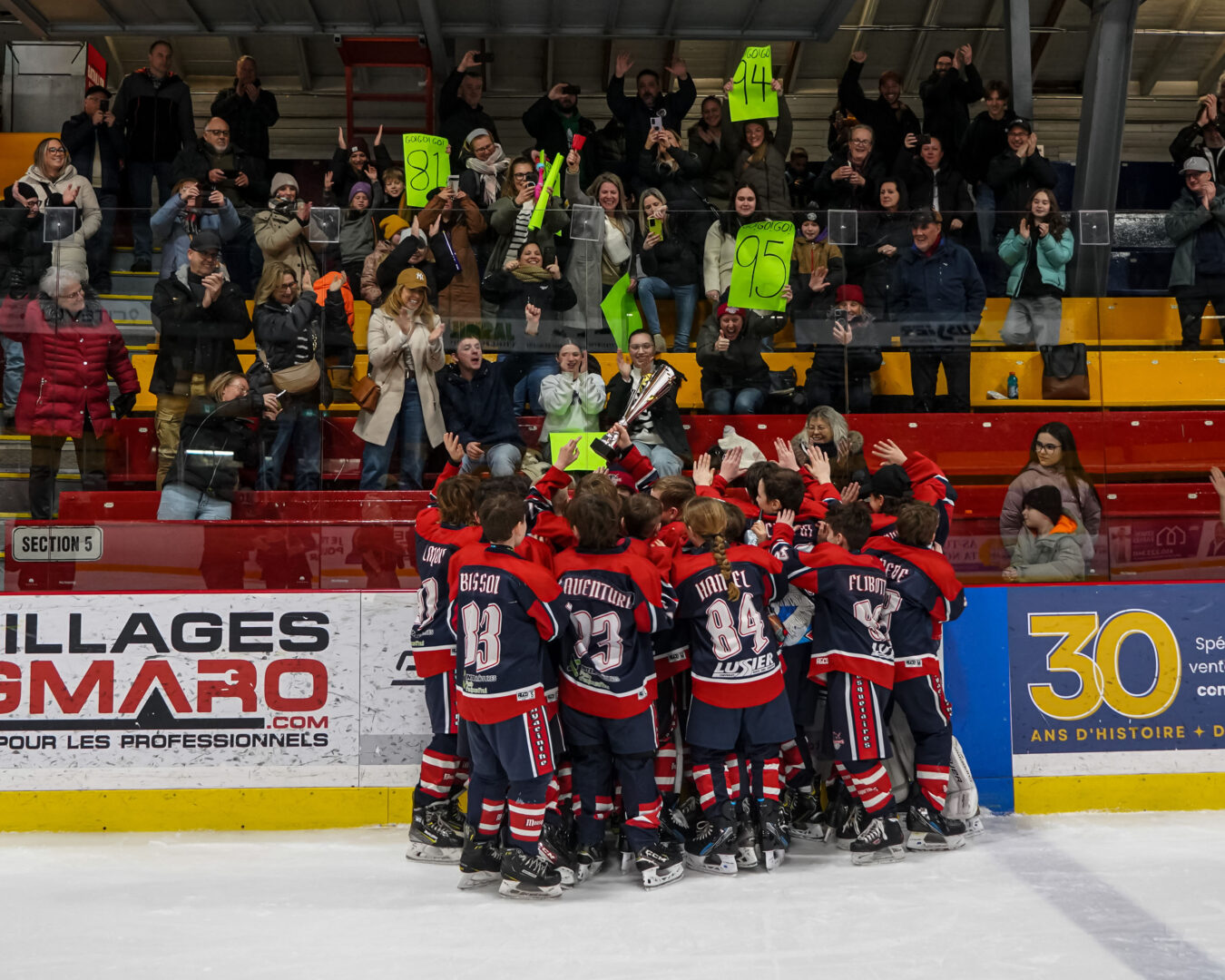 Dans les quatre finales du Tournoi national
de hockey M13 de Saint-Hyacinthe disputées
jusqu’ici, on y retrouvait des équipes
des Mousquetaires de Saint-Hyacinthe.
Deux d’entre elles sont même reparties avec
les grands honneurs. Photo François Larivière | Le Courrier ©