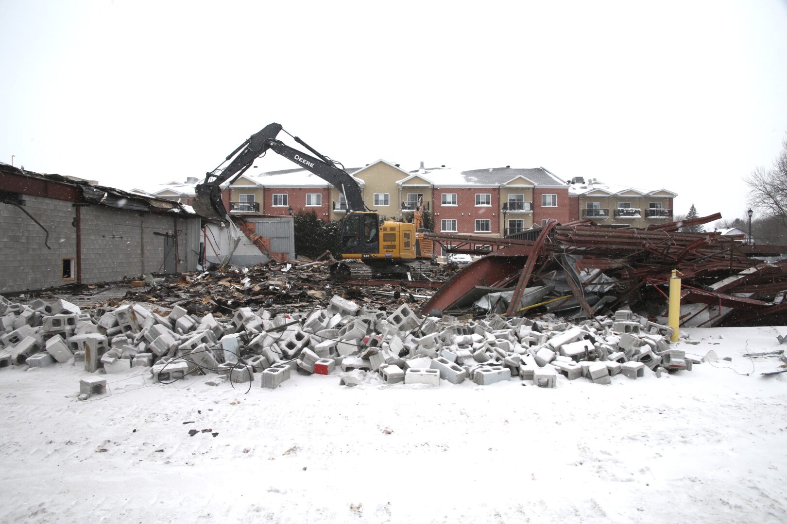 Les travaux de démolition de l’usine ont débuté il y a quelques jours et devraient se poursuivre jusqu’au printemps. 
Photo Robert Gosselin | Le Courrier ©