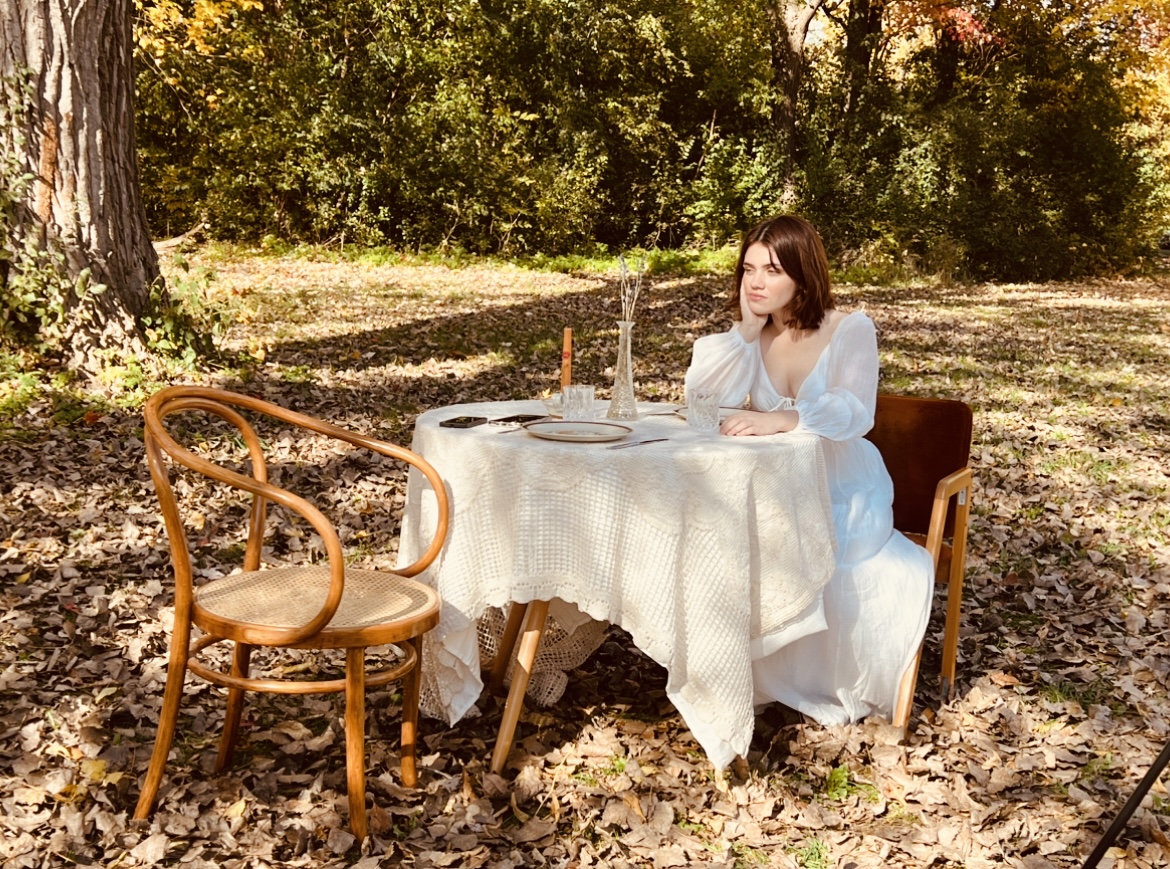 AUDREY ANNE, une jeune chanteuse de Saint-Hyacinthe, a dévoilé le 8 janvier son nouvel extrait intitulé « Living With Ghosts ». Photo gracieuseté