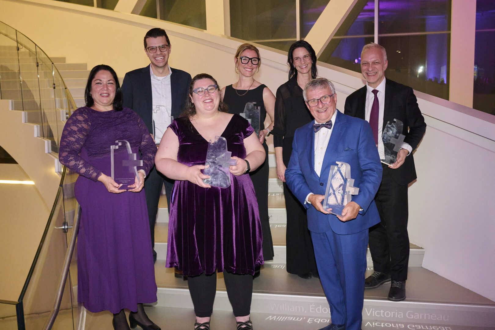 Les lauréats du plus récent Gala d’excellence en pharmacie communautaire. De gauche à droite, marche du haut : Raphaël Gagnon-Paradis, Marie-Claude Jacques, Katia Robert et Bertrand Bolduc; marche du bas : Cindy Gilbert, Ariane Doyon-Lapointe et François Dupuis. Photo Annie Paquin | Cosmos image