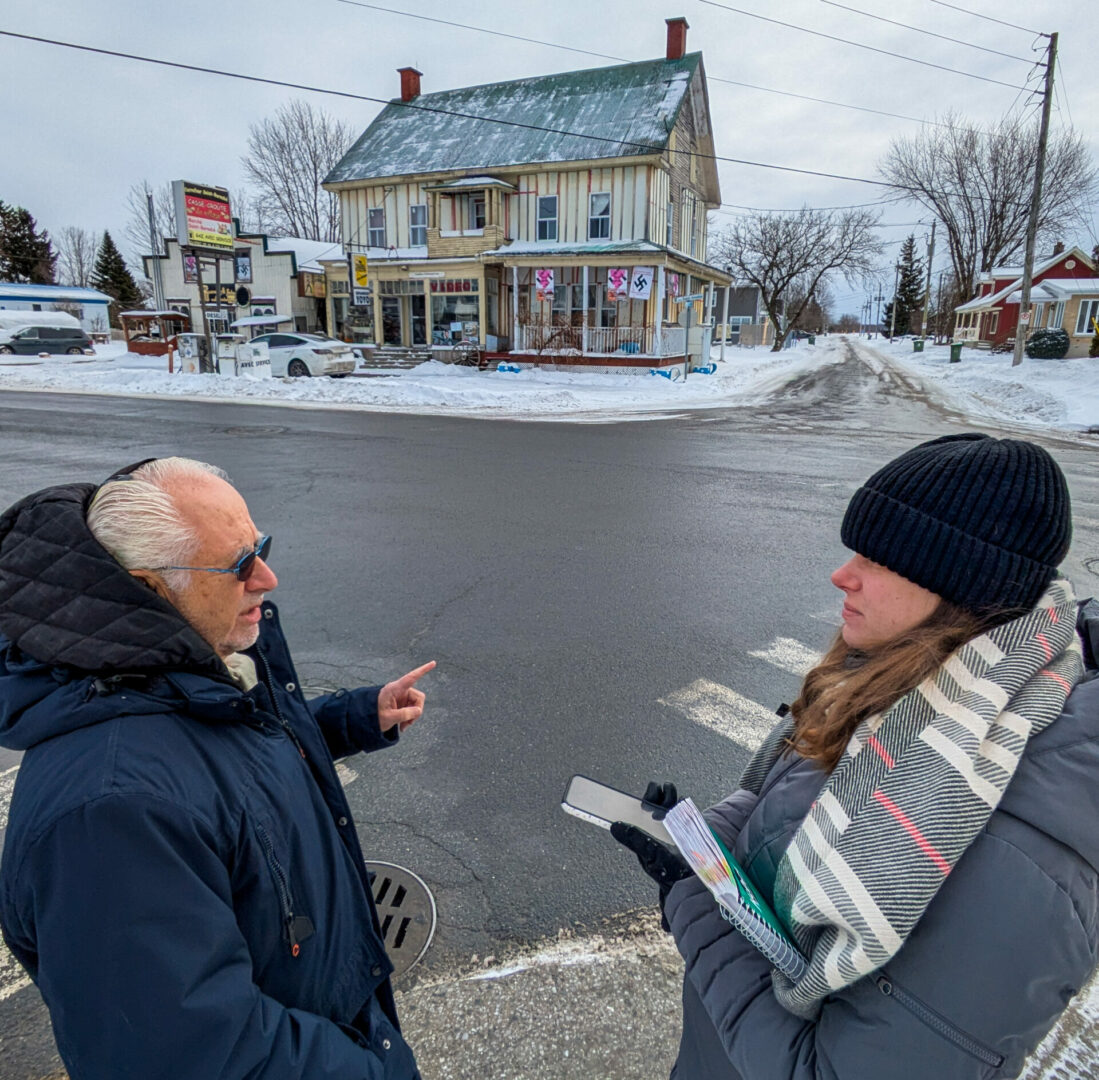 Le directeur régional pour le Québec de B’nai Brith Canada, Henry Topas, s’est rendu à Saint-Barnabé-Sud pour dénoncer l’affichage haineux et s’entretenir avec la journaliste du Courrier de Saint-Hyacinthe. Photo Adam Bolestridge | Le Courrier ©