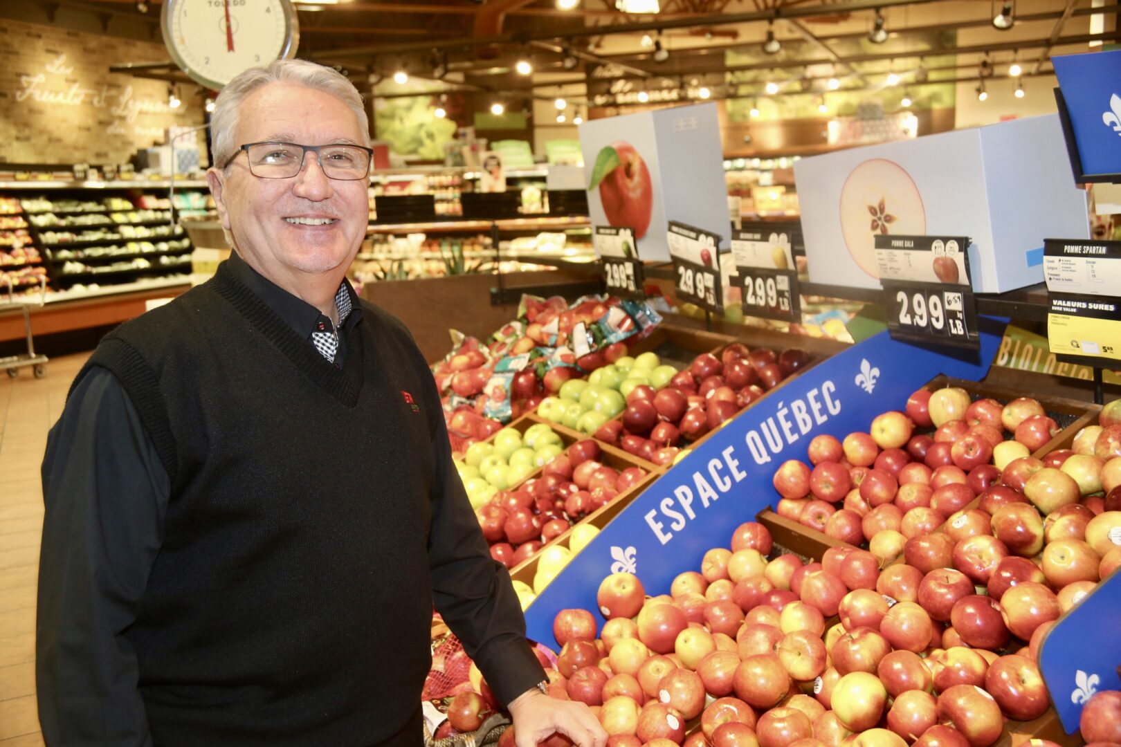 Dany Benoit posant fièrement dans son commerce, le IGA Extra Famille Benoit, situé aux Galeries St-Hyacinthe, après avoir été intronisé au Temple de la renommée de l’Association des détaillants alimentaires du Québec. Photo Robert Gosselin | Le Courrier ©