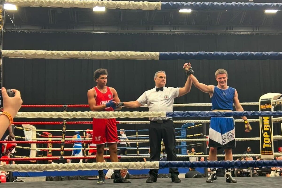 Félix Laroche (à droite), de l’École de boxe Les Apprentis Champions, fera partie de l’équipe A du Québec au championnat canadien grâce à son triomphe au Défi des champions.Photo gracieuseté