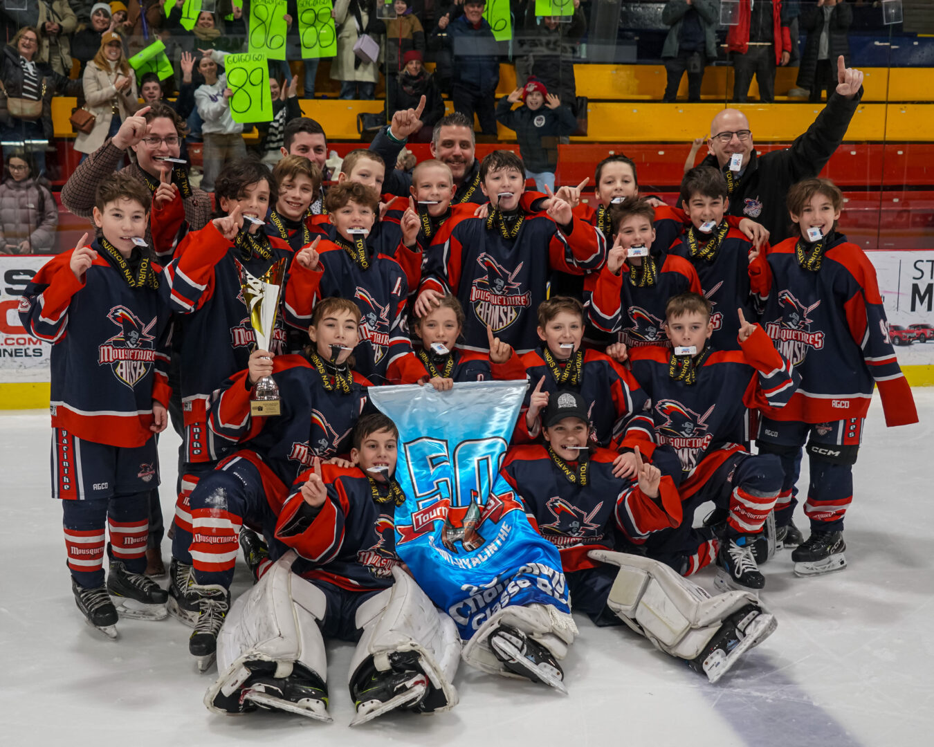 Pour une deuxième année consécutive, l’équipe des Mousquetaires de Saint-Hyacinthe BB a triomphé au Tournoi national de hockey M13 de Saint-Hyacinthe. Photo François Larivière | Le Courrier ©