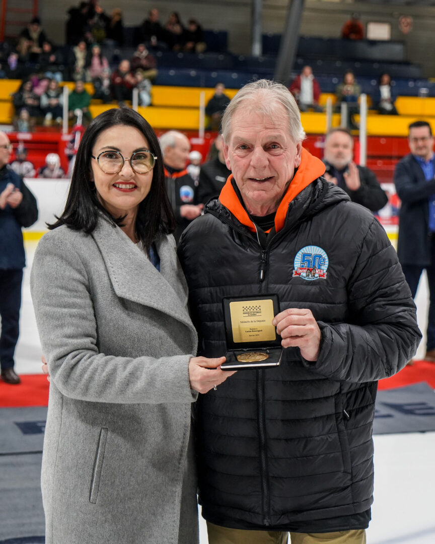 La députée de Saint-Hyacinthe, Chantal
Soucy, a remis une médaille au président du tournoi, Lucien Beauregard, pour son implication et pour souligner le 50e anniversaire du tournoi. Photo François Larivière | Le Courrier ©