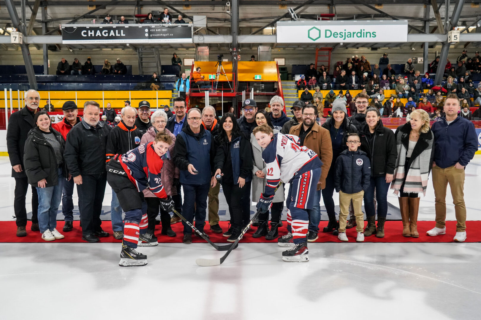 Le coup d’envoi de la 50e édition du Tournoi national de hockey M13 de Saint-Hyacinthe a été donné en compagnie de nombreux partenaires qui rendent l’organisation du rendez-vous sportif possible. Photo François Larivière | Le Courrier ©