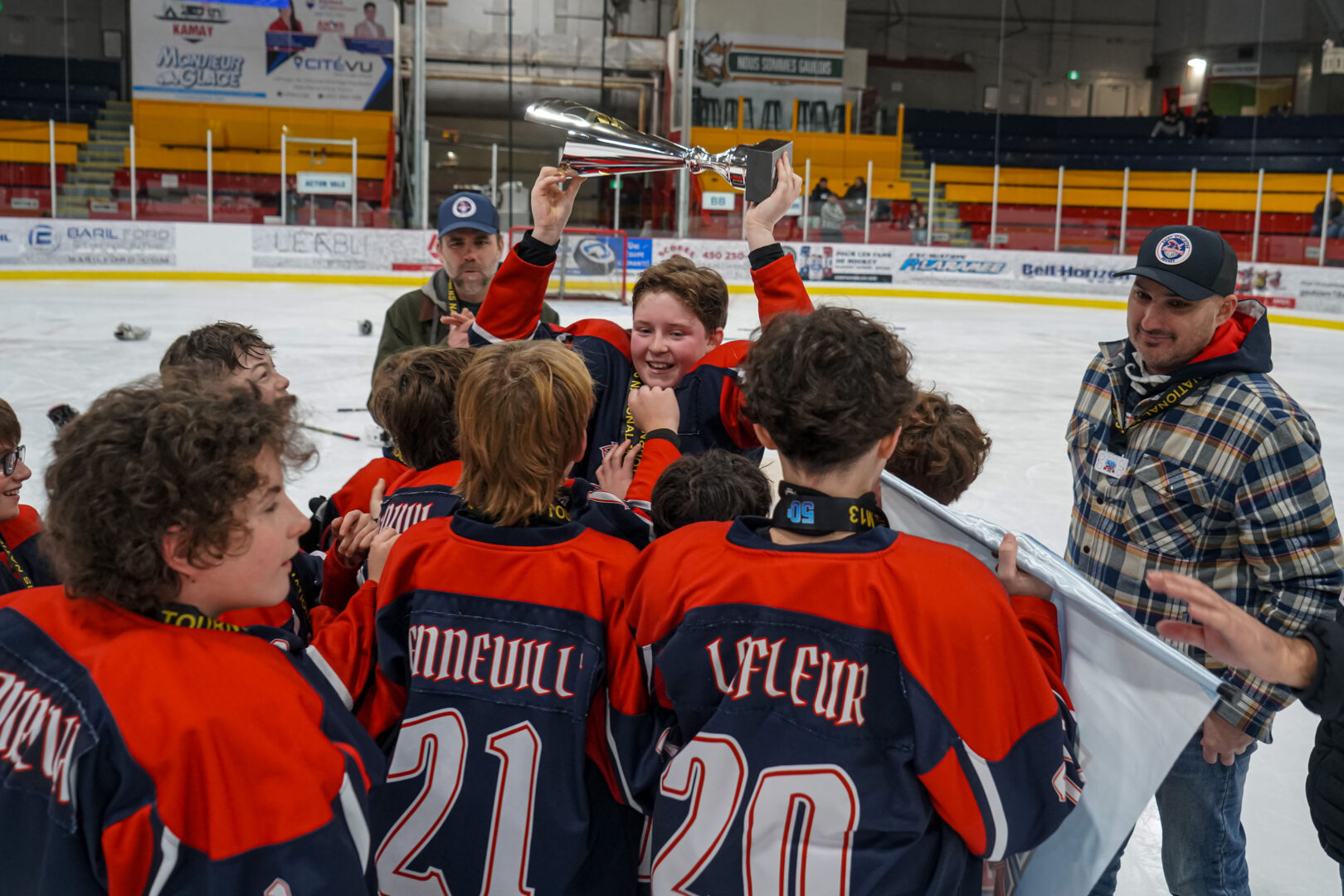 Les joueurs des Mousquetaires 1 A célèbrent leur victoire en finale en soulevant la coupe. Photo François Larivière | Le Courrier ©