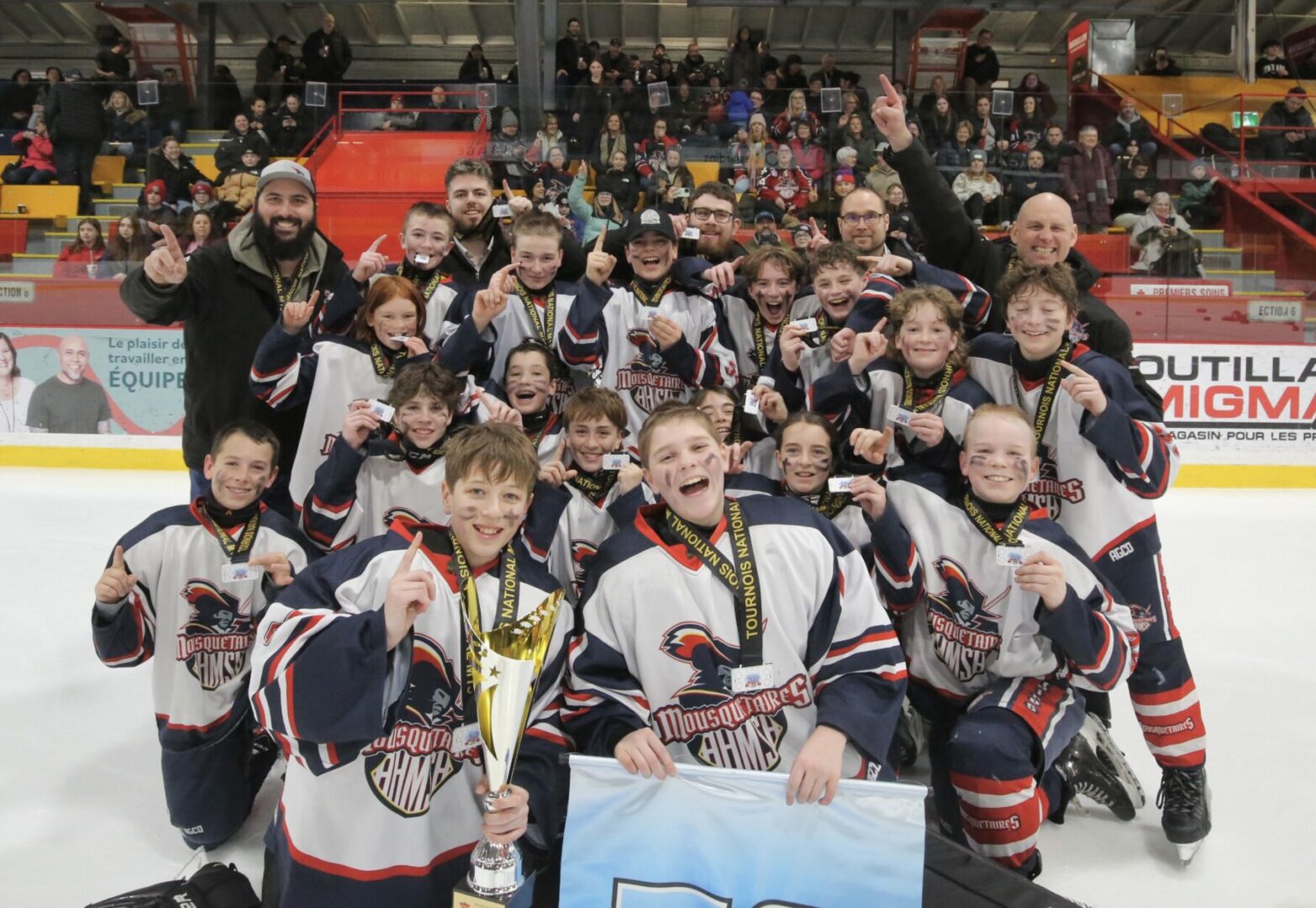 Les Mousquetaires de Saint-Hyacinthe AA célèbrent leur triomphe au Tournoi national de hockey M13 de Saint-Hyacinthe. Photo Robert Gosselin | Le Courrier ©