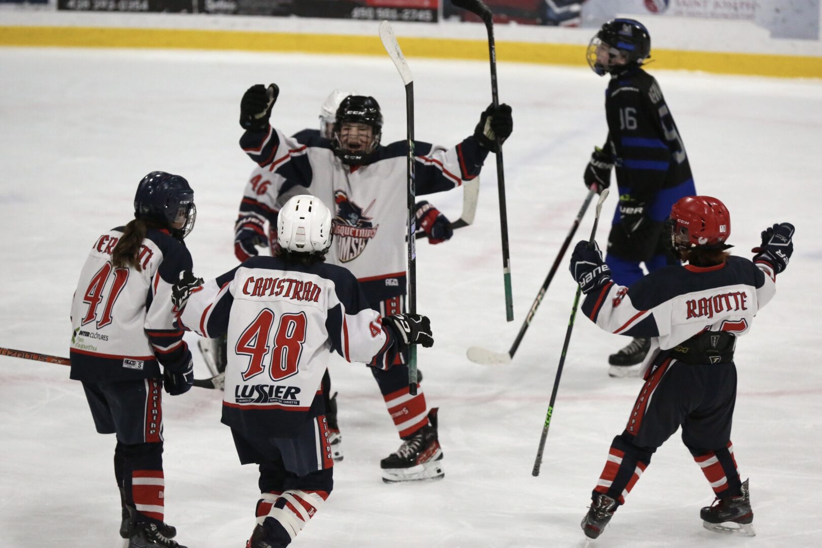 Les joueurs des Mousquetaires AA ont surmonté un retard de deux buts pour l’emporter en finale. Photo Robert Gosselin | Le Courrier ©