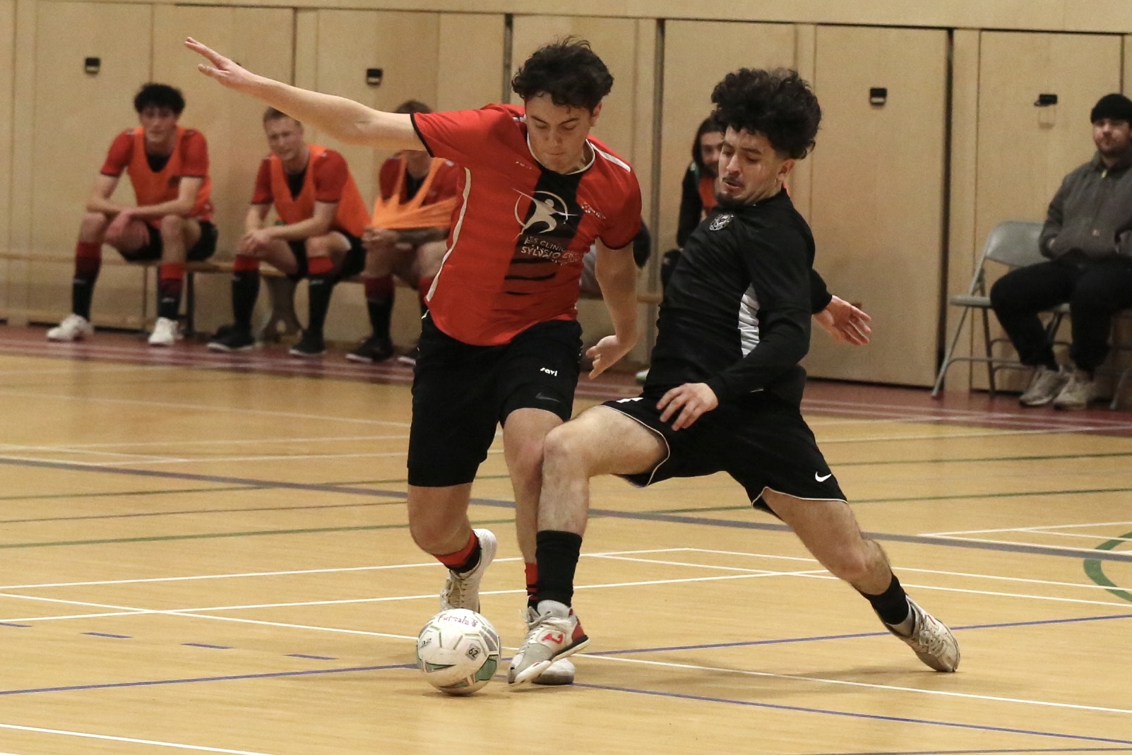 Vingt-quatre équipes de futsal de la province se sont affrontées à l’École secondaire Saint-Joseph les 11 et 12 janvier en vue de se qualifier pour la ronde finale de la Coupe du Québec de futsal qui se tiendra au même endroit les 1er et 2 février. Photo Robert Gosselin | Le Courrier ©