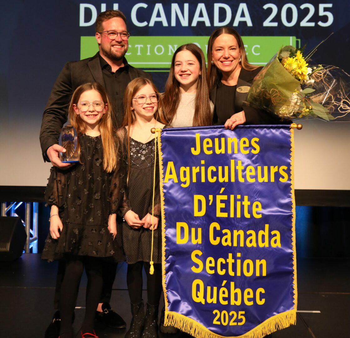 Pierre-Luc Barré et Virginie Bourque, de la Ferme Yves Barré à Saint-Damase, en compagnie de leurs trois filles, lors de leur victoire au gala du concours Jeunes agriculteurs d’élite du Canada, section Québec. Photo gracieuseté