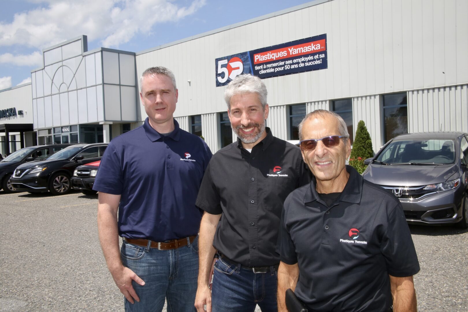 De gauche à droite, les deux vice-présidents, Yanick Dozois et Jimmy Petit, et le président de Plastiques Yamaska, Denis Petit, lors des festivités entourant le 50e anniversaire de l’entreprise en 2023. Photothèque | Le Courrier ©