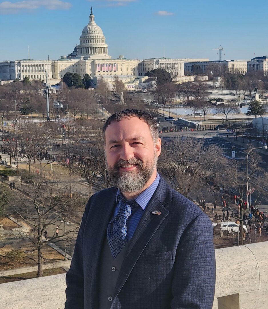 Le député Simon-Pierre Savard-Tremblay pose devant le Capitole, à Washington. Photo gracieuseté