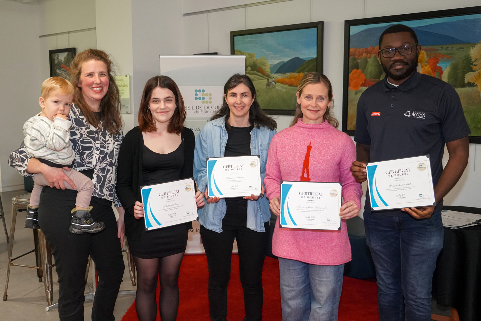 Une partie des boursiers du Conseil de la culture de Saint-Hyacinthe en 2024 : l’autrice-compositrice-interprète AUDREY ANNE, l’artiste visuelle Maureen Wilhelm, l’artiste Marie-Josée Normand et le directeur du Grand Cœur Céleste, Franklin Tagakou. On les voit en compagnie de la présidente du Conseil de la culture, Courtney Clinton (à gauche). Photo François Larivière | Le Courrier ©