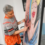 L’artiste Sylvie Bienvenue donne la touche finale à une œuvre mise à l’enchère pour le Conseil de la culture de Saint-Hyacinthe. Photo François Larivière | Le Courrier ©