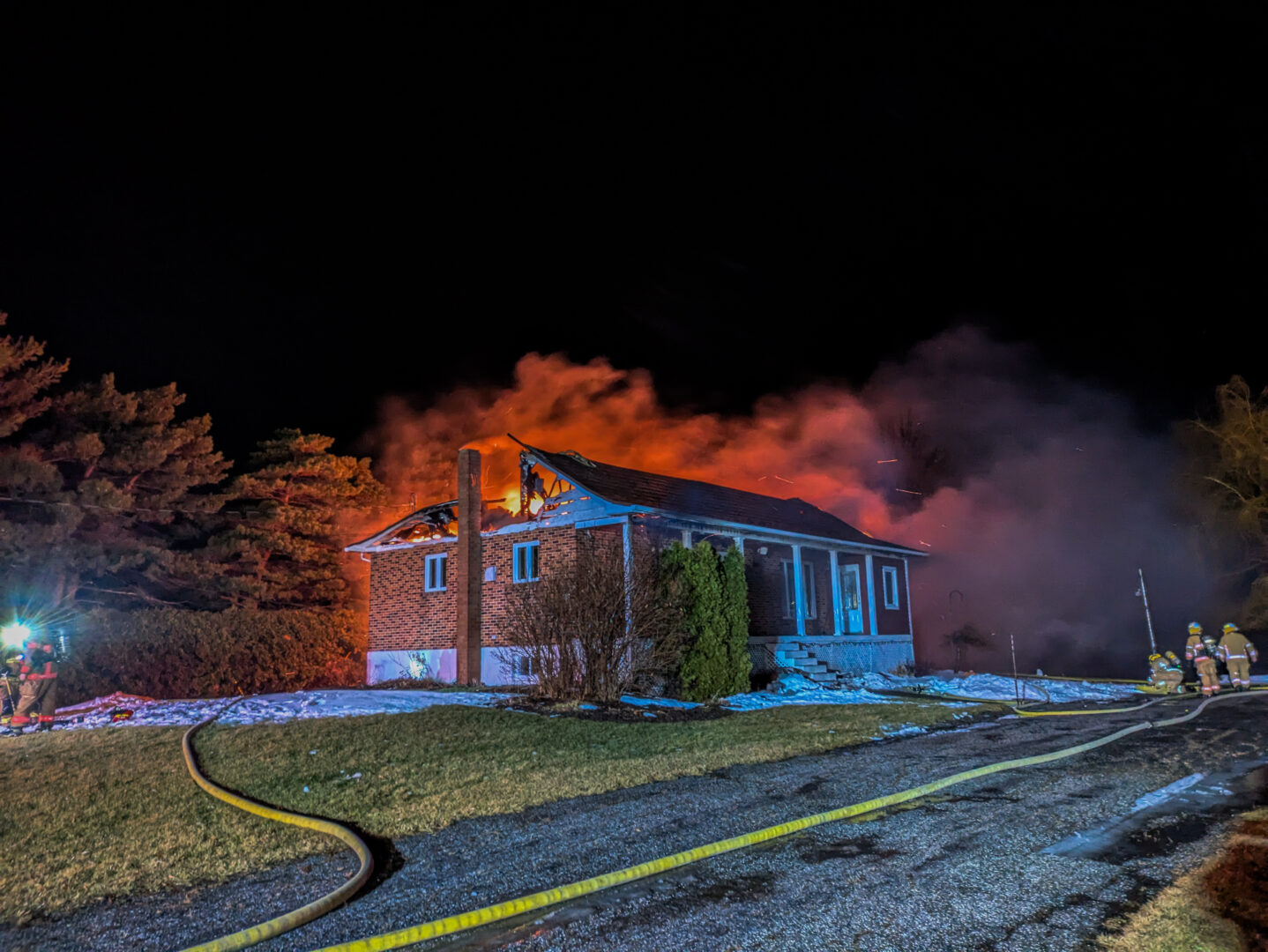 Un incendie a complètement ravagé une résidence du rang de la Rivière Sud à Saint-Pie, le 18 janvier en soirée. Photo Adam Bolestridge | Le Courrier ©