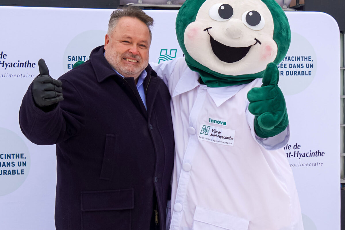 La mascotte de la Ville de Saint-Hyacinthe, Innova, a été dévoilée à l’événement Saint-Hyacinthe en blanc. Photos François Larivière | Le Courrier ©