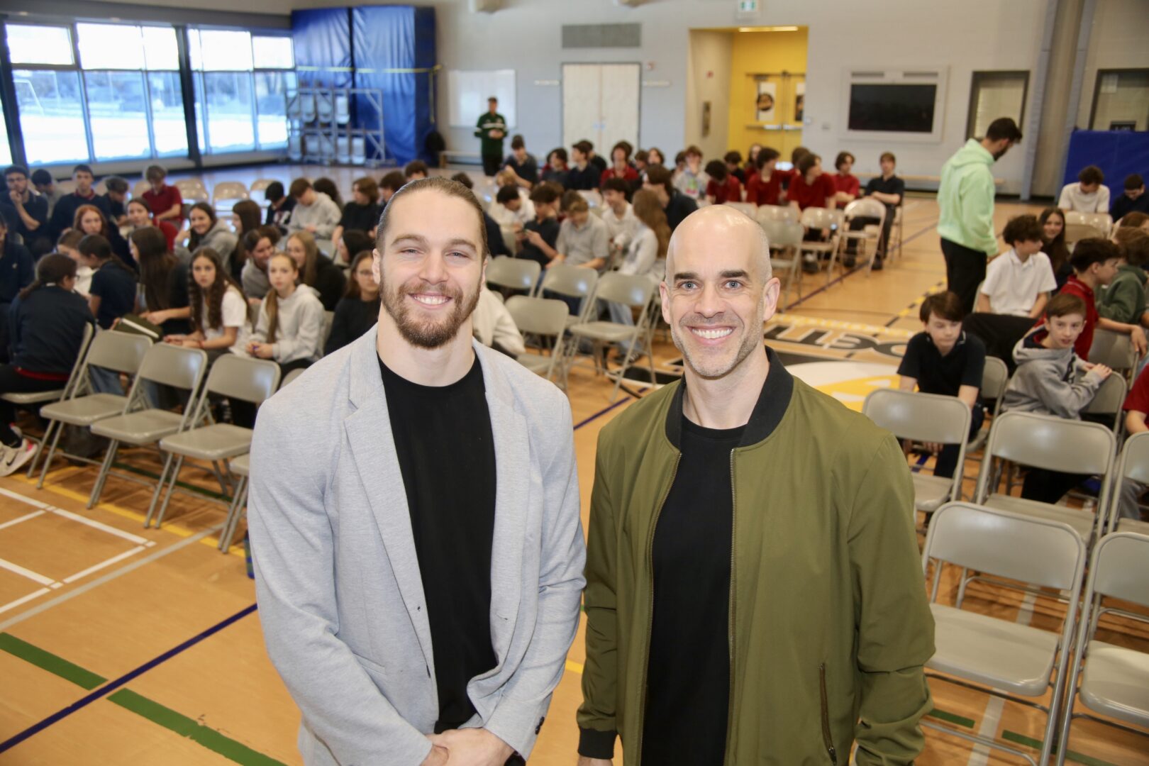 Marc-Antoine Dequoy et Matthieu Proulx ont rendu visite aux élèves de sport-études de l’école secondaire Fadette pour partager leur parcours qui les a conduits jusqu’aux Alouettes de Montréal. Photo Robert Gosselin | Le Courrier ©