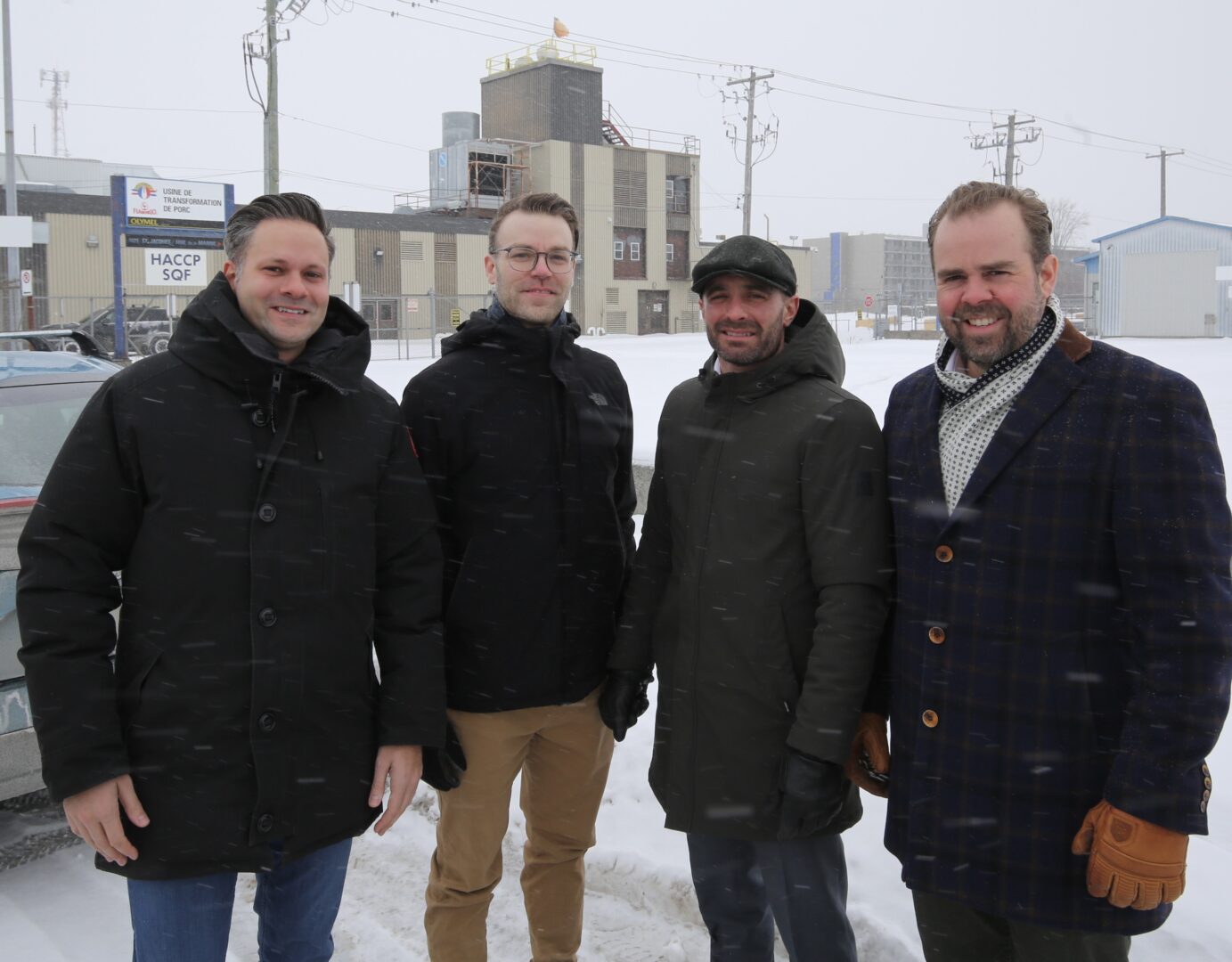 Anthony Marcil, David Pion, Dominic Rodier et Vincent Lainesse souhaitent transformer l’usine d’Olymel à Saint-Hyacinthe. Photo Robert Gosselin | Le Courrier ©