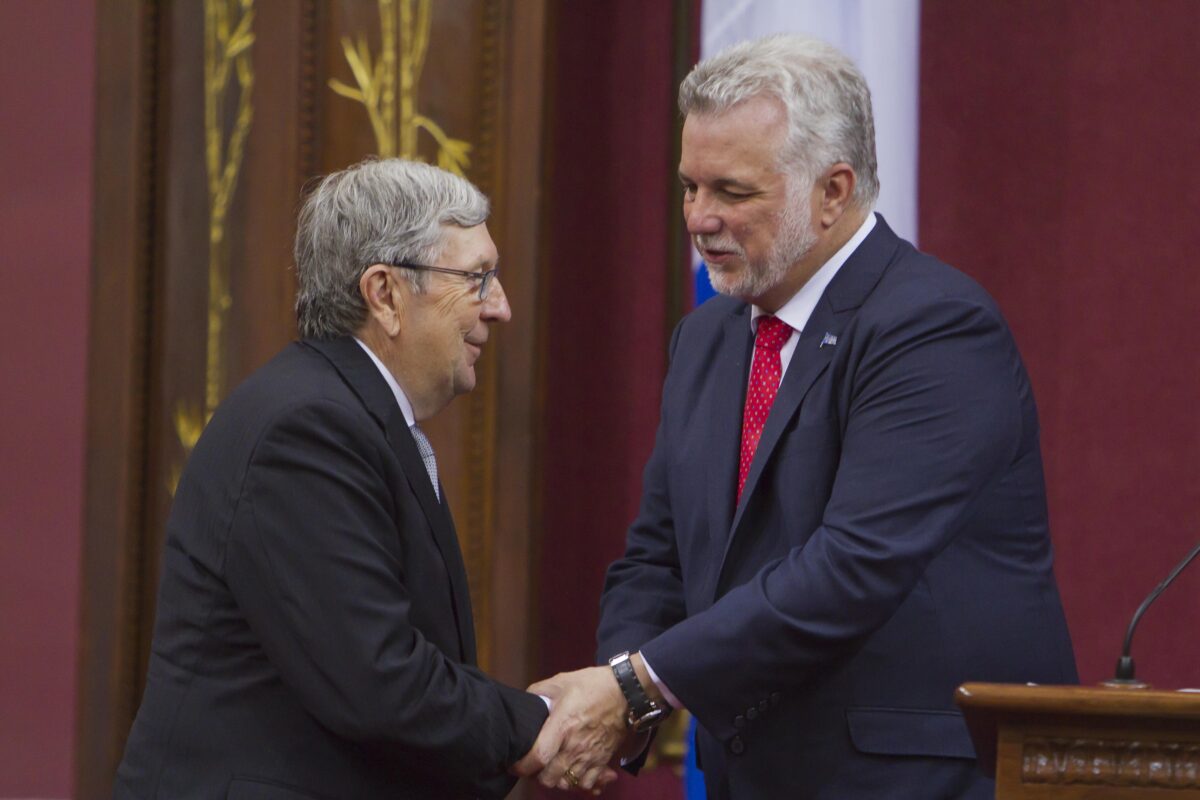﻿Ray-Marc Dumoulin en compagnie du premier ministre Philippe Couillard lors de sa nomination à l’Ordre national du Québec en 2015. Photothèque | Le Courrier ©