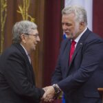 ﻿Ray-Marc Dumoulin en compagnie du premier ministre Philippe Couillard lors de sa nomination à l’Ordre national du Québec en 2015. Photothèque | Le Courrier ©